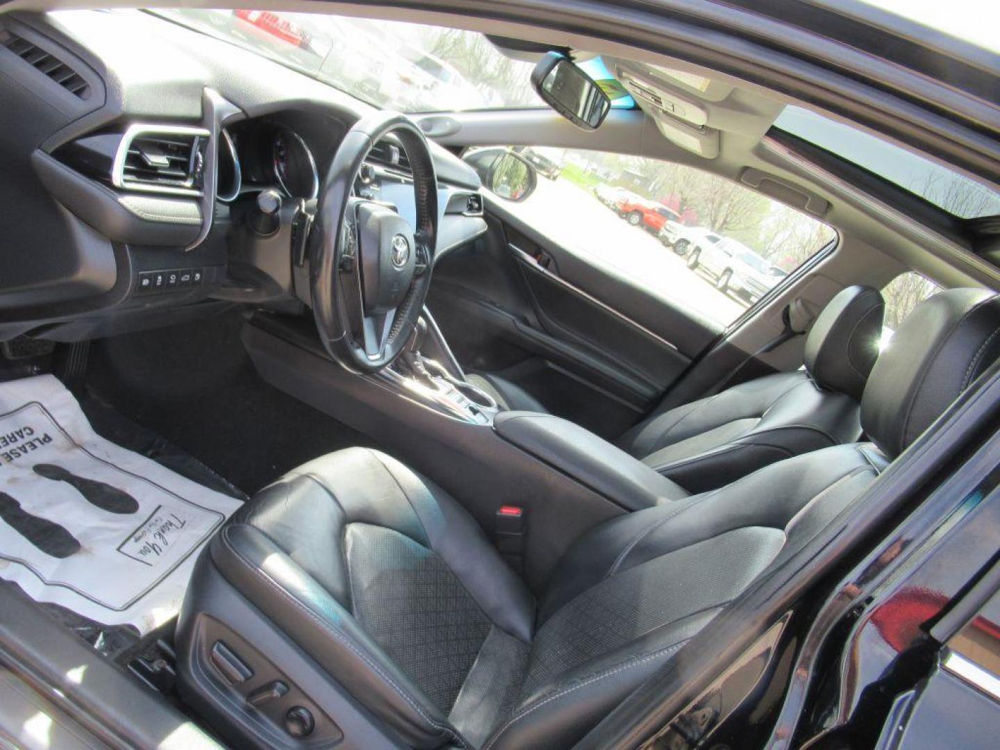 2018 BLACK TOYOTA CAMRY XSE (4T1B61HK0JU) with an 2.5L engine, Automatic transmission, located at 908 SE 14th Street, Des Moines, IA, 50317, (515) 281-0330, 41.580303, -93.597046 - Photo#24