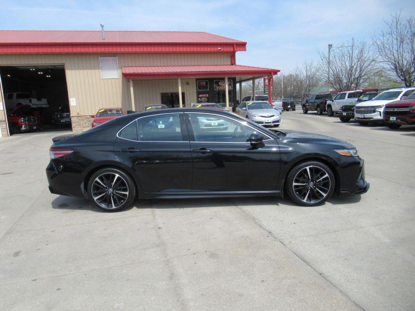 2018 BLACK TOYOTA CAMRY XSE (4T1B61HK0JU) with an 2.5L engine, Automatic transmission, located at 908 SE 14th Street, Des Moines, IA, 50317, (515) 281-0330, 41.580303, -93.597046 - Photo#3