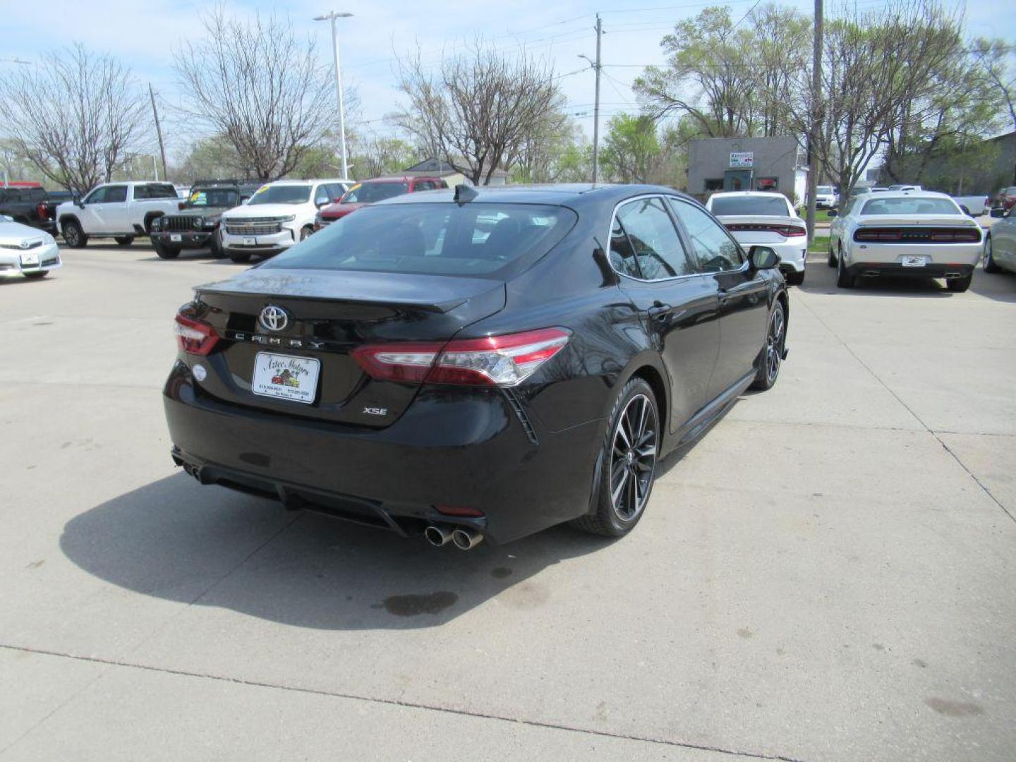 2018 BLACK TOYOTA CAMRY XSE (4T1B61HK0JU) with an 2.5L engine, Automatic transmission, located at 908 SE 14th Street, Des Moines, IA, 50317, (515) 281-0330, 41.580303, -93.597046 - Photo#4