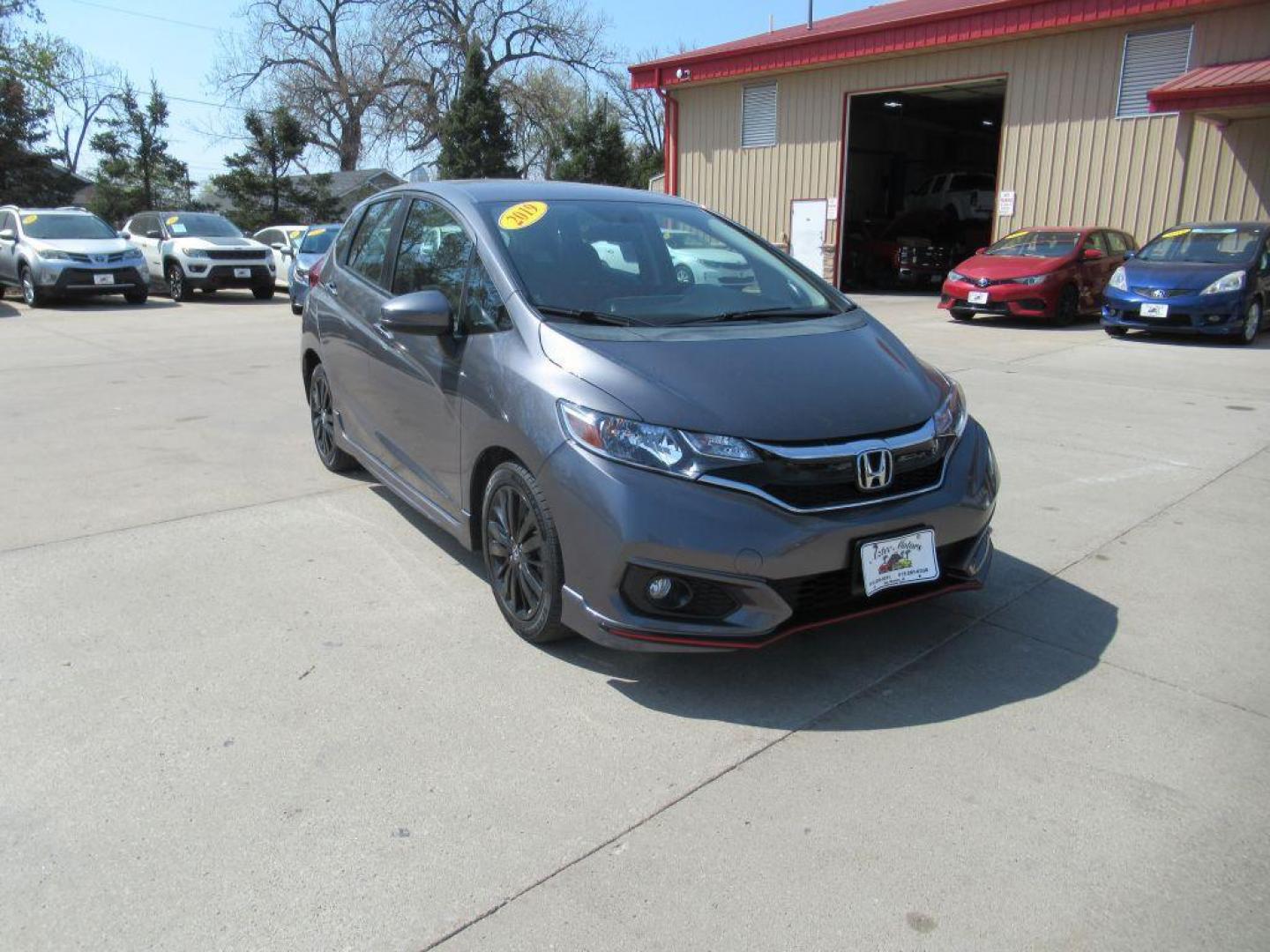 2019 GRAY HONDA FIT SPORT (3HGGK5H62KM) with an 1.5L engine, Continuously Variable transmission, located at 908 SE 14th Street, Des Moines, IA, 50317, (515) 281-0330, 41.580303, -93.597046 - Photo#2
