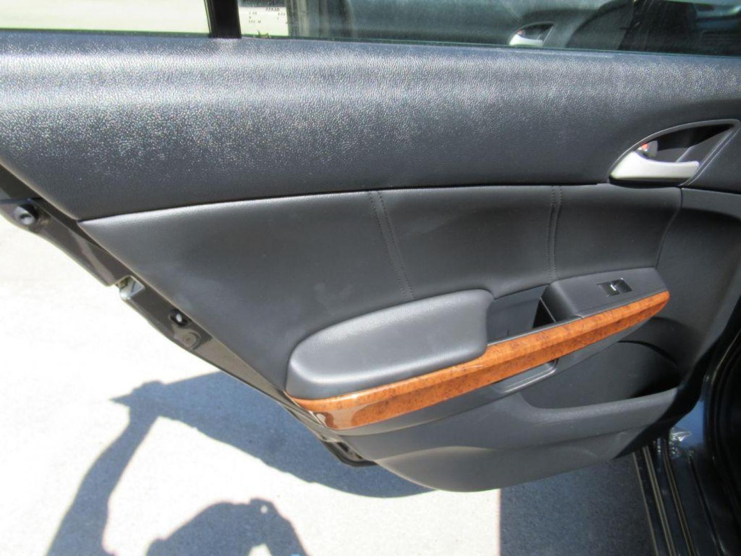 2012 GRAY HONDA ACCORD EXL (1HGCP2F80CA) with an 2.4L engine, Automatic transmission, located at 908 SE 14th Street, Des Moines, IA, 50317, (515) 281-0330, 41.580303, -93.597046 - Photo#10