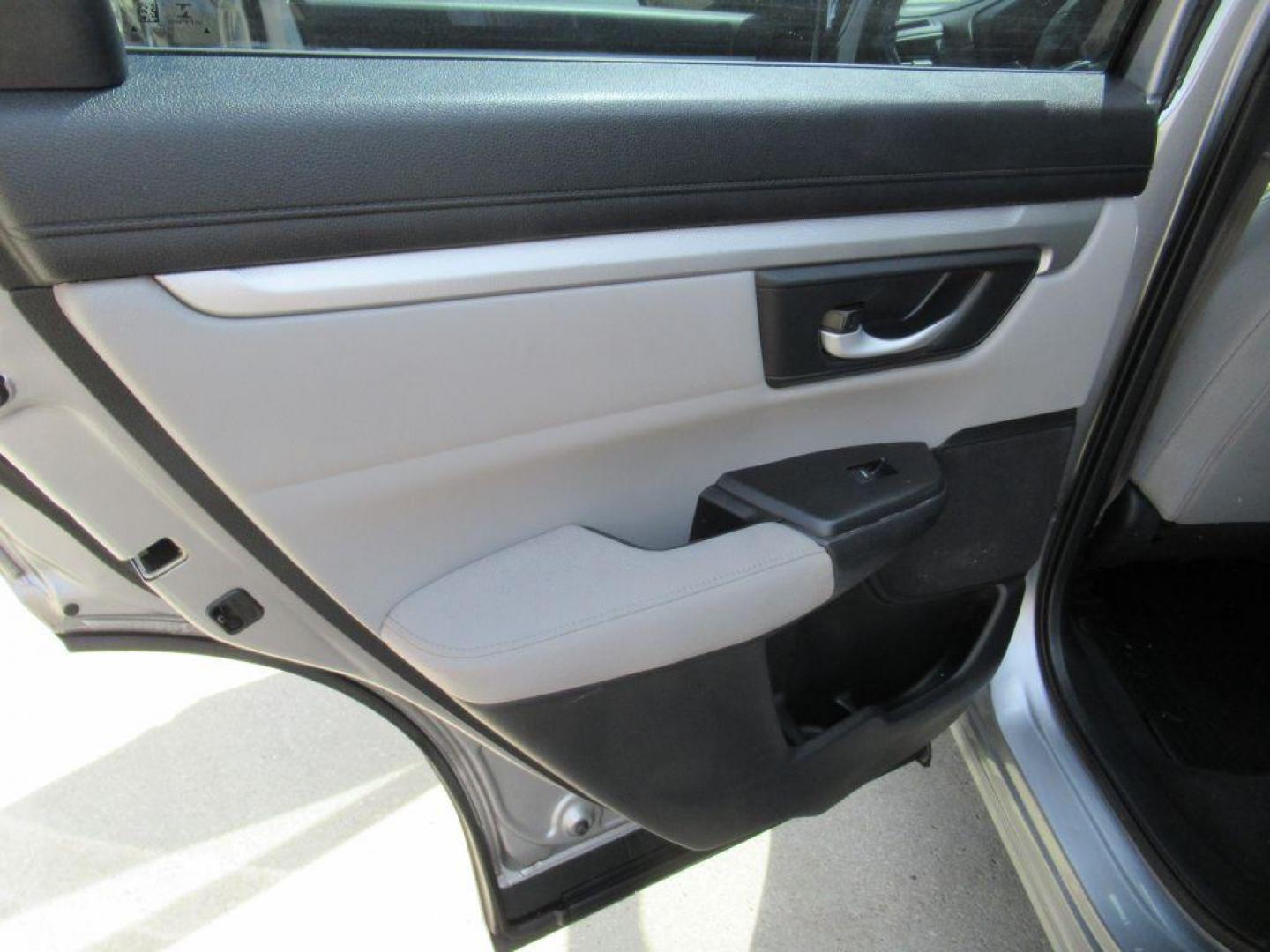 2017 SILVER HONDA CR-V LX (5J6RW6H39HL) with an 2.4L engine, Continuously Variable transmission, located at 908 SE 14th Street, Des Moines, IA, 50317, (515) 281-0330, 41.580303, -93.597046 - Photo#10