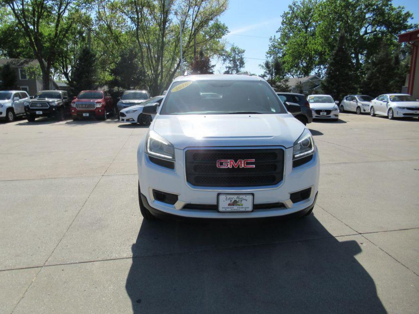 2016 WHITE GMC ACADIA SLE (1GKKRNED5GJ) with an 3.6L engine, Automatic transmission, located at 908 SE 14th Street, Des Moines, IA, 50317, (515) 281-0330, 41.580303, -93.597046 - Photo#1