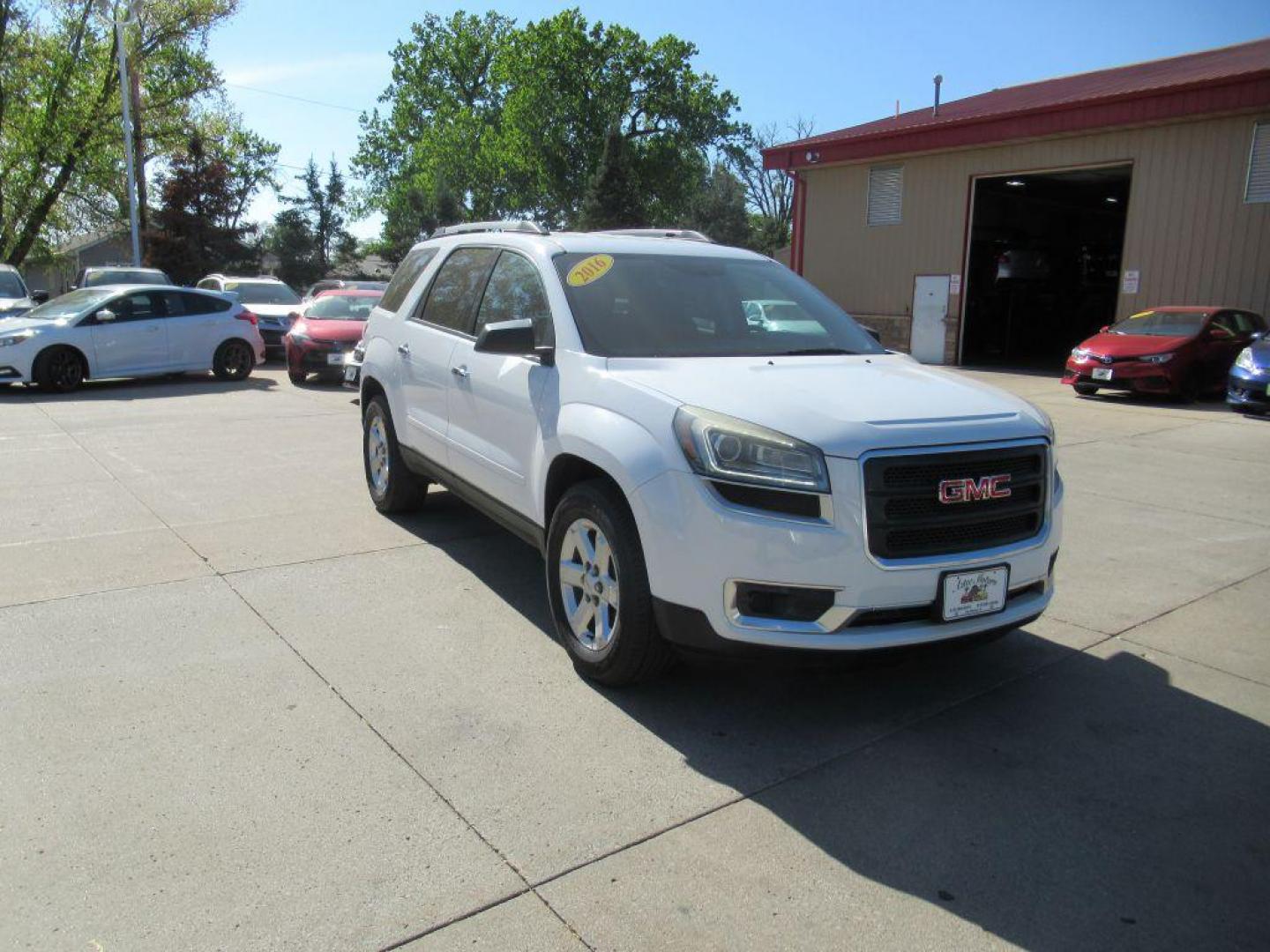 2016 WHITE GMC ACADIA SLE (1GKKRNED5GJ) with an 3.6L engine, Automatic transmission, located at 908 SE 14th Street, Des Moines, IA, 50317, (515) 281-0330, 41.580303, -93.597046 - Photo#2