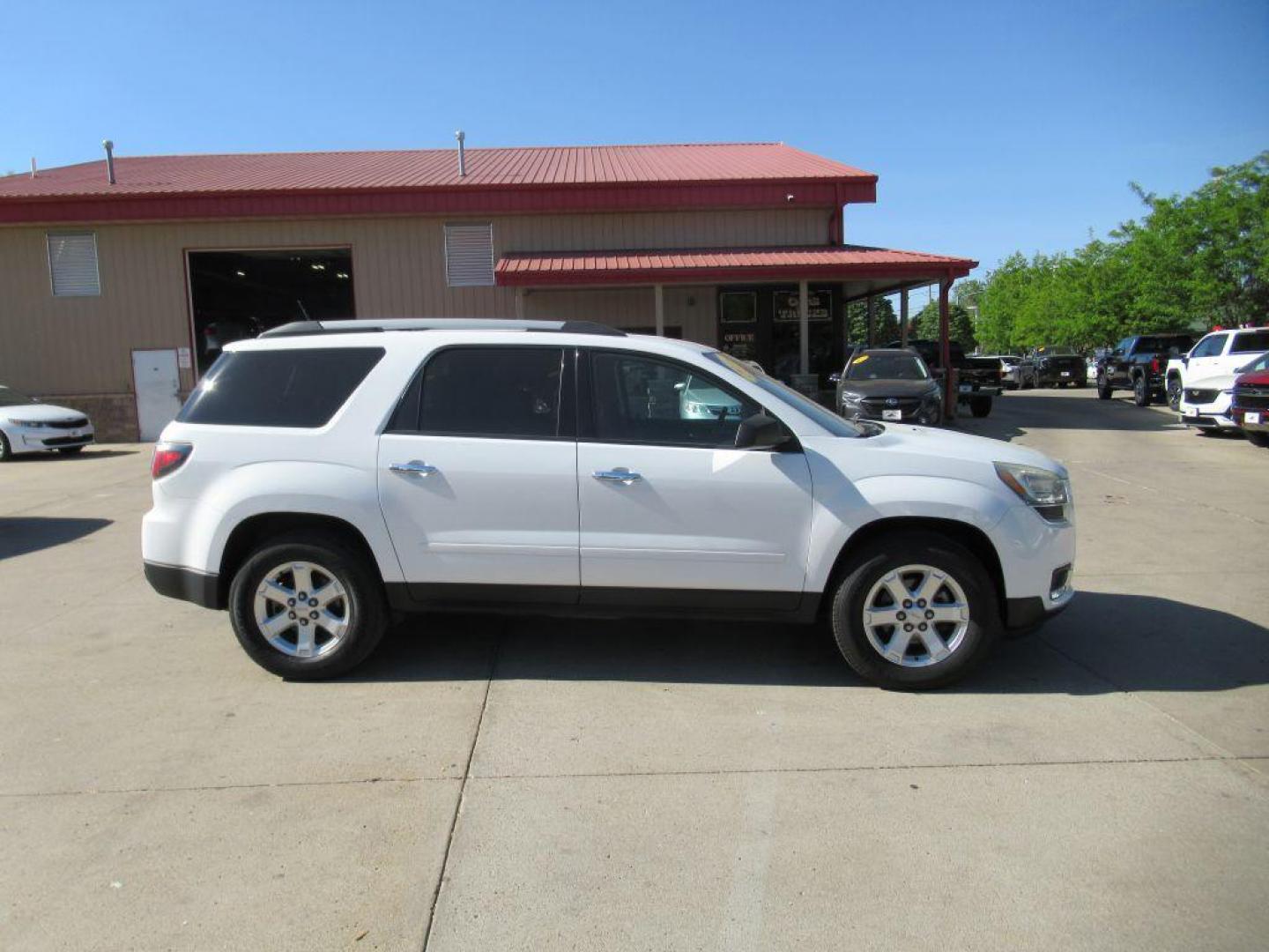 2016 WHITE GMC ACADIA SLE (1GKKRNED5GJ) with an 3.6L engine, Automatic transmission, located at 908 SE 14th Street, Des Moines, IA, 50317, (515) 281-0330, 41.580303, -93.597046 - Photo#3