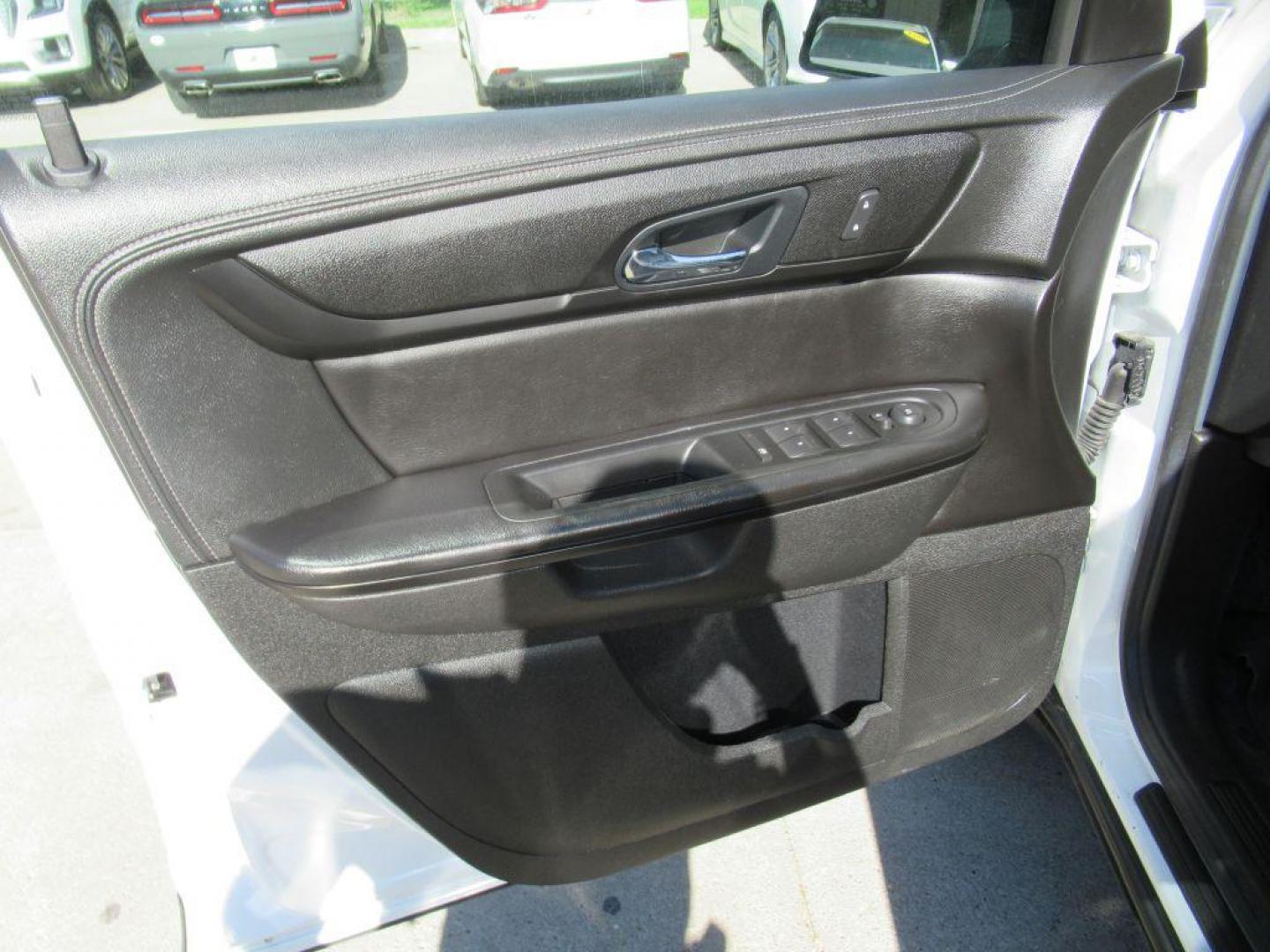 2016 WHITE GMC ACADIA SLE (1GKKRNED5GJ) with an 3.6L engine, Automatic transmission, located at 908 SE 14th Street, Des Moines, IA, 50317, (515) 281-0330, 41.580303, -93.597046 - Photo#9