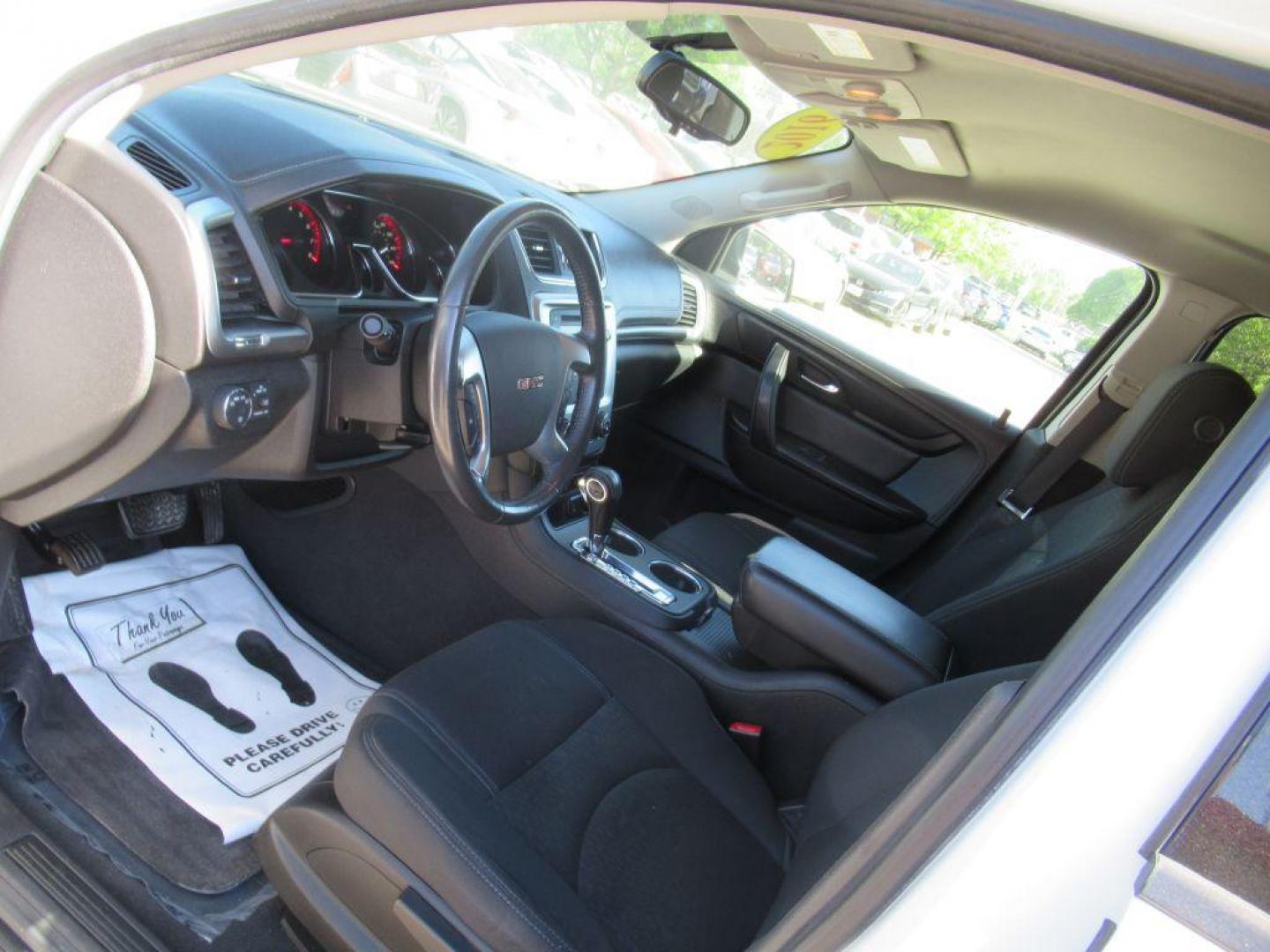 2016 WHITE GMC ACADIA SLE (1GKKRNED5GJ) with an 3.6L engine, Automatic transmission, located at 908 SE 14th Street, Des Moines, IA, 50317, (515) 281-0330, 41.580303, -93.597046 - Photo#25