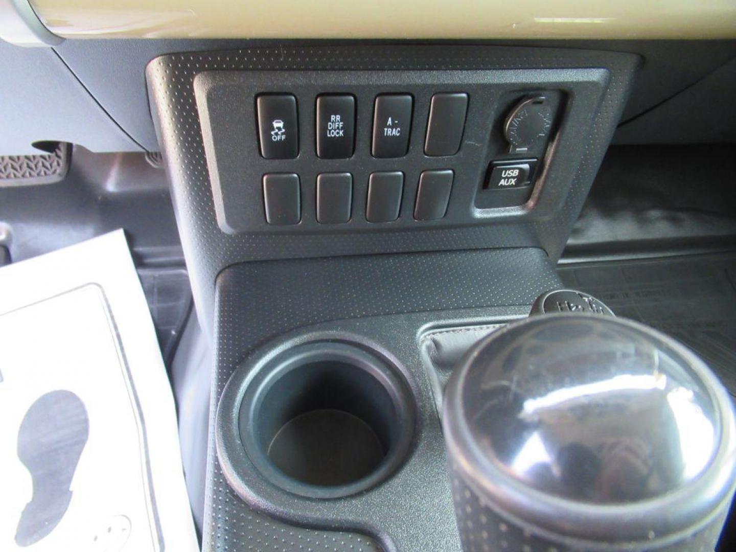 2012 GOLD TOYOTA FJ CRUISER (JTEBU4BF0CK) with an 4.0L engine, Automatic transmission, located at 908 SE 14th Street, Des Moines, IA, 50317, (515) 281-0330, 41.580303, -93.597046 - Photo#20