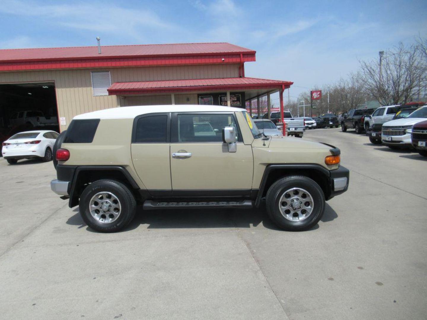 2012 GOLD TOYOTA FJ CRUISER (JTEBU4BF0CK) with an 4.0L engine, Automatic transmission, located at 908 SE 14th Street, Des Moines, IA, 50317, (515) 281-0330, 41.580303, -93.597046 - Photo#3
