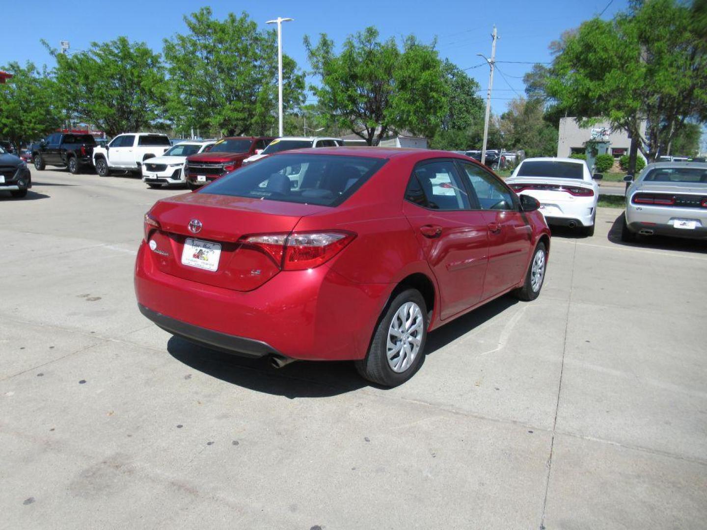 2018 RED TOYOTA COROLLA L (5YFBURHE2JP) with an 1.8L engine, Continuously Variable transmission, located at 908 SE 14th Street, Des Moines, IA, 50317, (515) 281-0330, 41.580303, -93.597046 - Photo#4