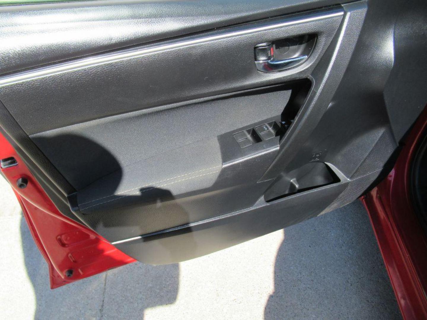 2018 RED TOYOTA COROLLA L (5YFBURHE2JP) with an 1.8L engine, Continuously Variable transmission, located at 908 SE 14th Street, Des Moines, IA, 50317, (515) 281-0330, 41.580303, -93.597046 - Photo#9