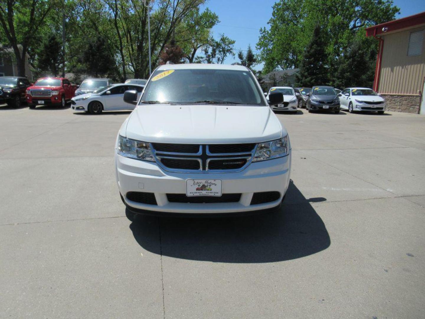 2017 WHITE DODGE JOURNEY SE (3C4PDCAB6HT) with an 2.4L engine, Automatic transmission, located at 908 SE 14th Street, Des Moines, IA, 50317, (515) 281-0330, 41.580303, -93.597046 - Photo#1
