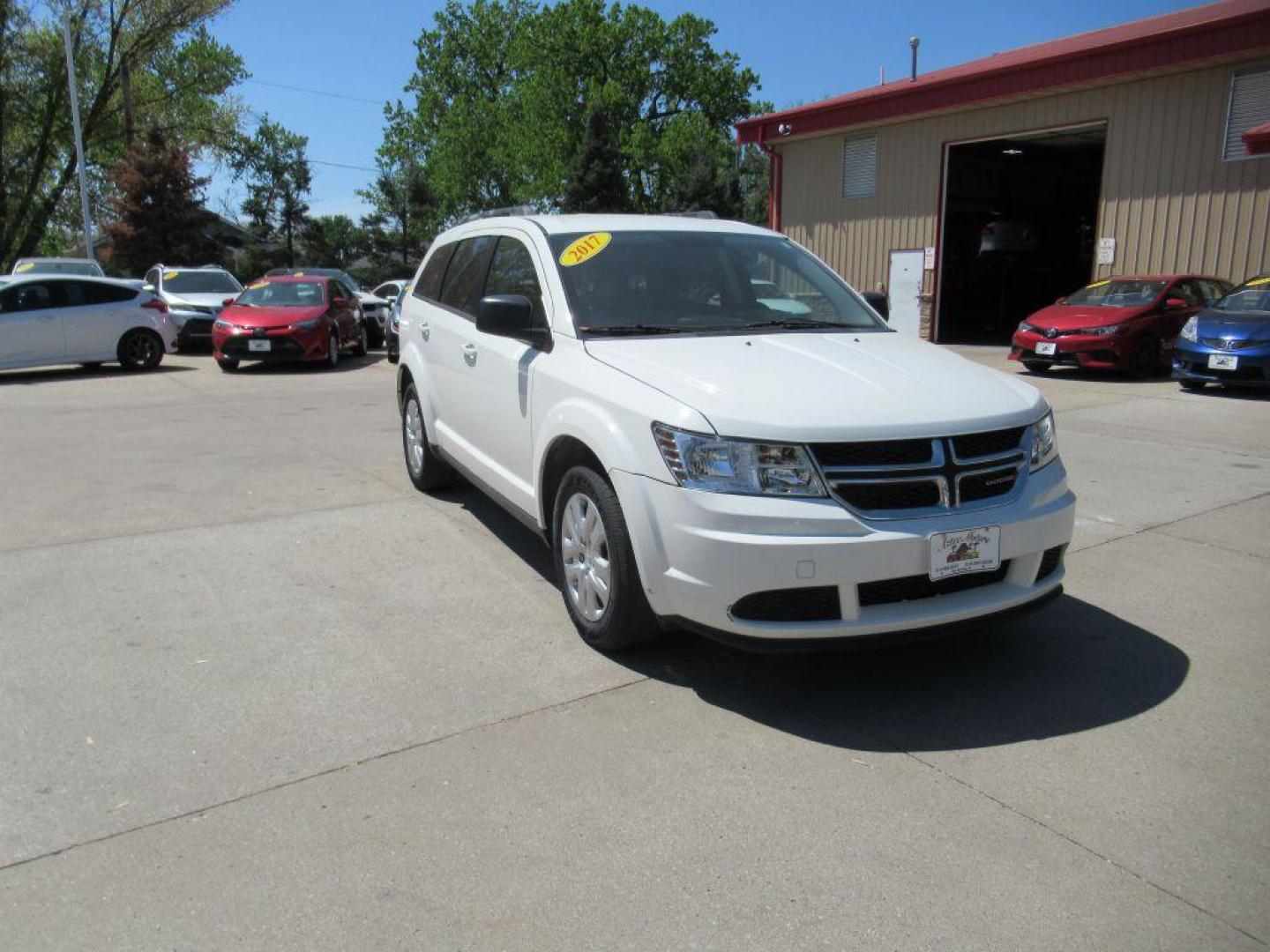 2017 WHITE DODGE JOURNEY SE (3C4PDCAB6HT) with an 2.4L engine, Automatic transmission, located at 908 SE 14th Street, Des Moines, IA, 50317, (515) 281-0330, 41.580303, -93.597046 - Photo#2