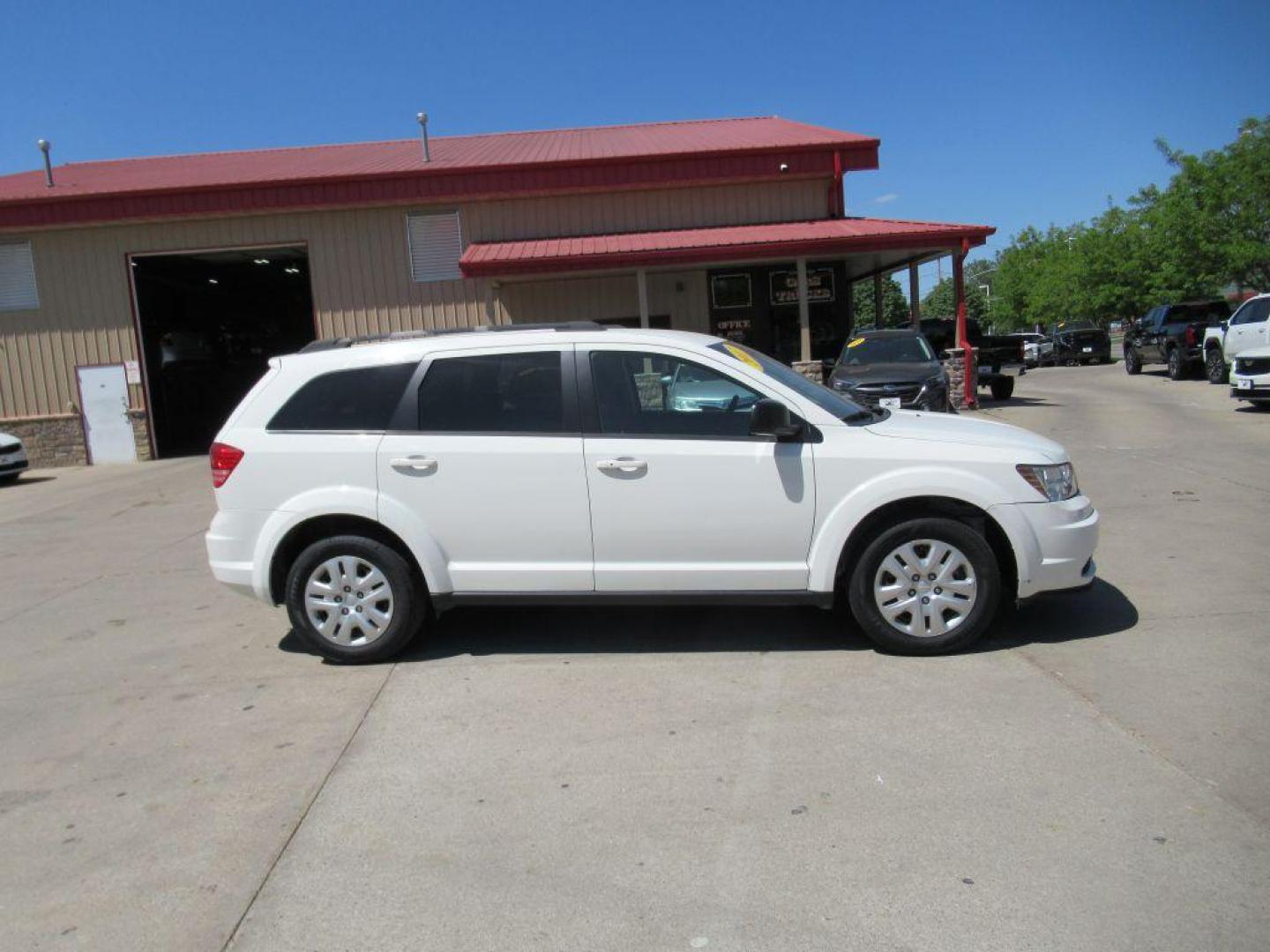 2017 WHITE DODGE JOURNEY SE (3C4PDCAB6HT) with an 2.4L engine, Automatic transmission, located at 908 SE 14th Street, Des Moines, IA, 50317, (515) 281-0330, 41.580303, -93.597046 - Photo#3