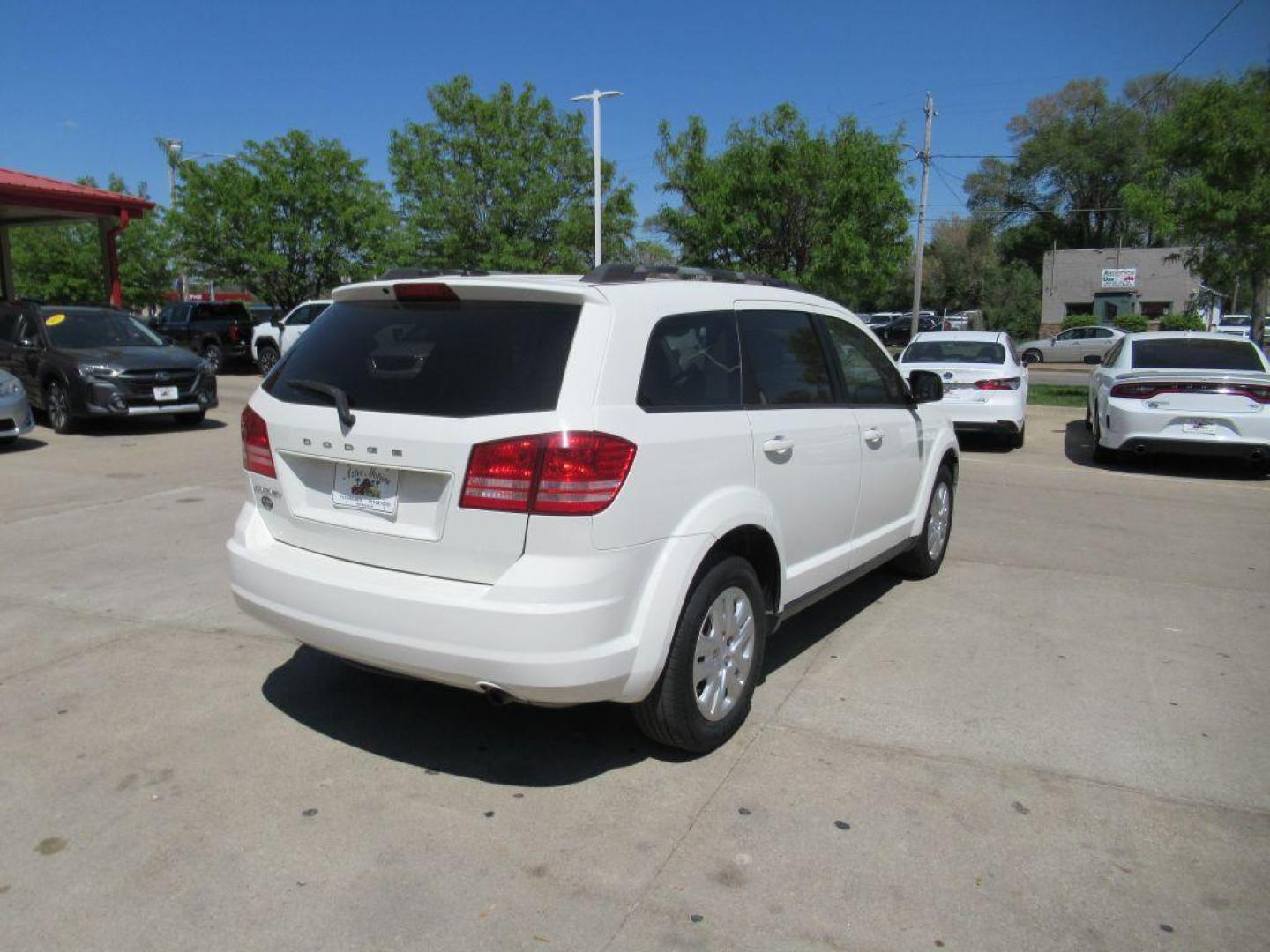 2017 WHITE DODGE JOURNEY SE (3C4PDCAB6HT) with an 2.4L engine, Automatic transmission, located at 908 SE 14th Street, Des Moines, IA, 50317, (515) 281-0330, 41.580303, -93.597046 - Photo#4