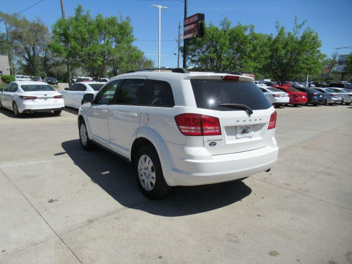 2017 WHITE DODGE JOURNEY SE (3C4PDCAB6HT) with an 2.4L engine, Automatic transmission, located at 908 SE 14th Street, Des Moines, IA, 50317, (515) 281-0330, 41.580303, -93.597046 - Photo#6