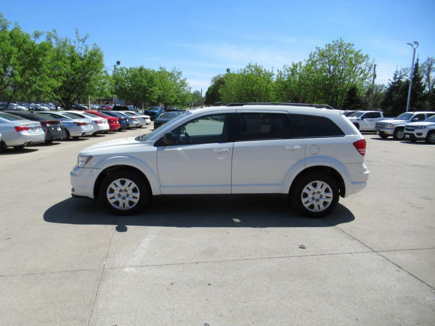 2017 WHITE DODGE JOURNEY SE (3C4PDCAB6HT) with an 2.4L engine, Automatic transmission, located at 908 SE 14th Street, Des Moines, IA, 50317, (515) 281-0330, 41.580303, -93.597046 - Photo#7