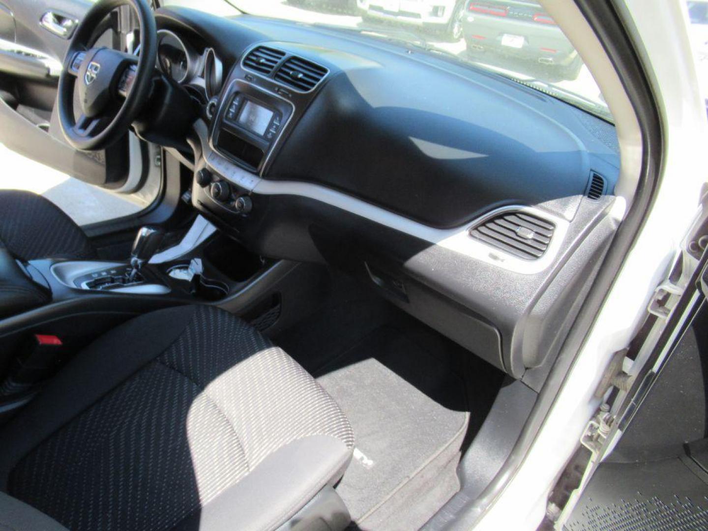 2017 WHITE DODGE JOURNEY SE (3C4PDCAB6HT) with an 2.4L engine, Automatic transmission, located at 908 SE 14th Street, Des Moines, IA, 50317, (515) 281-0330, 41.580303, -93.597046 - Photo#13