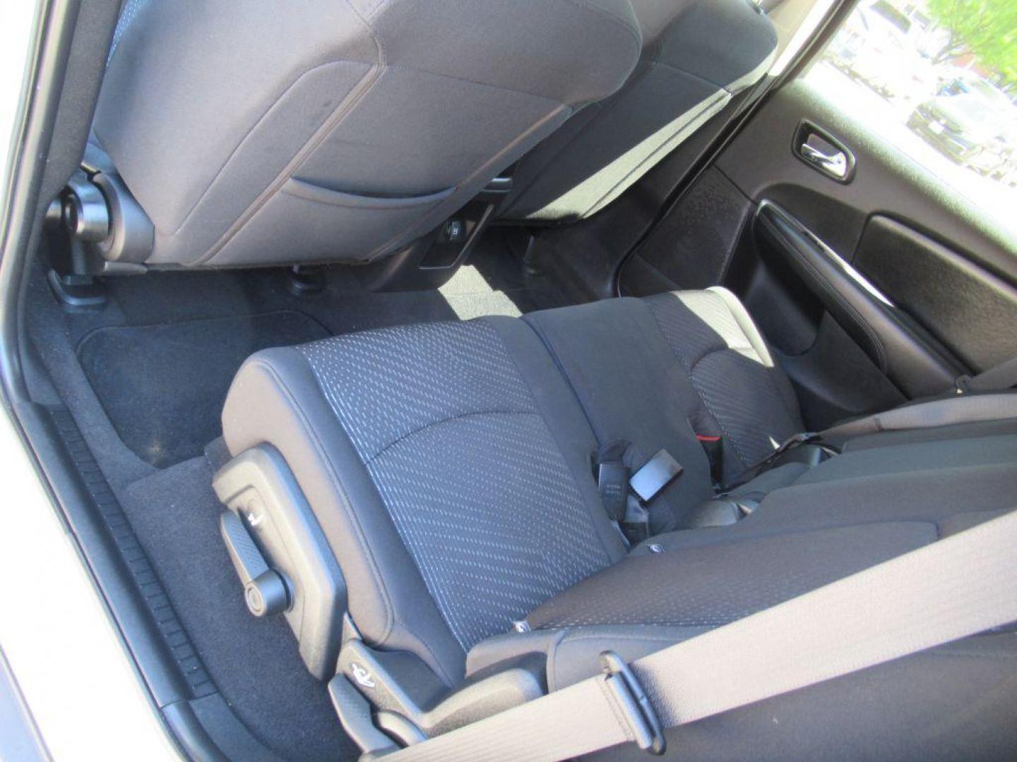 2017 WHITE DODGE JOURNEY SE (3C4PDCAB6HT) with an 2.4L engine, Automatic transmission, located at 908 SE 14th Street, Des Moines, IA, 50317, (515) 281-0330, 41.580303, -93.597046 - Photo#16
