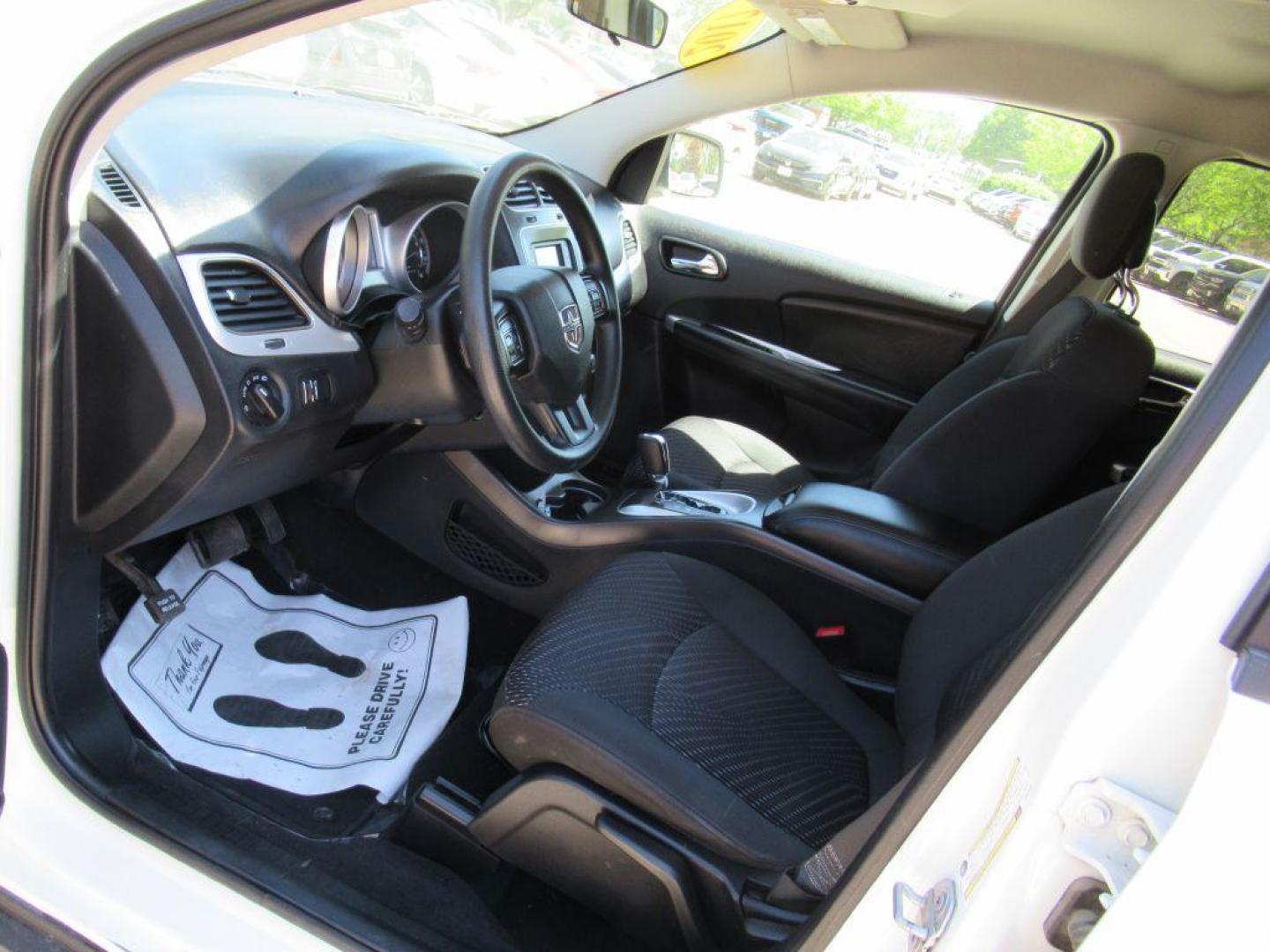 2017 WHITE DODGE JOURNEY SE (3C4PDCAB6HT) with an 2.4L engine, Automatic transmission, located at 908 SE 14th Street, Des Moines, IA, 50317, (515) 281-0330, 41.580303, -93.597046 - Photo#25