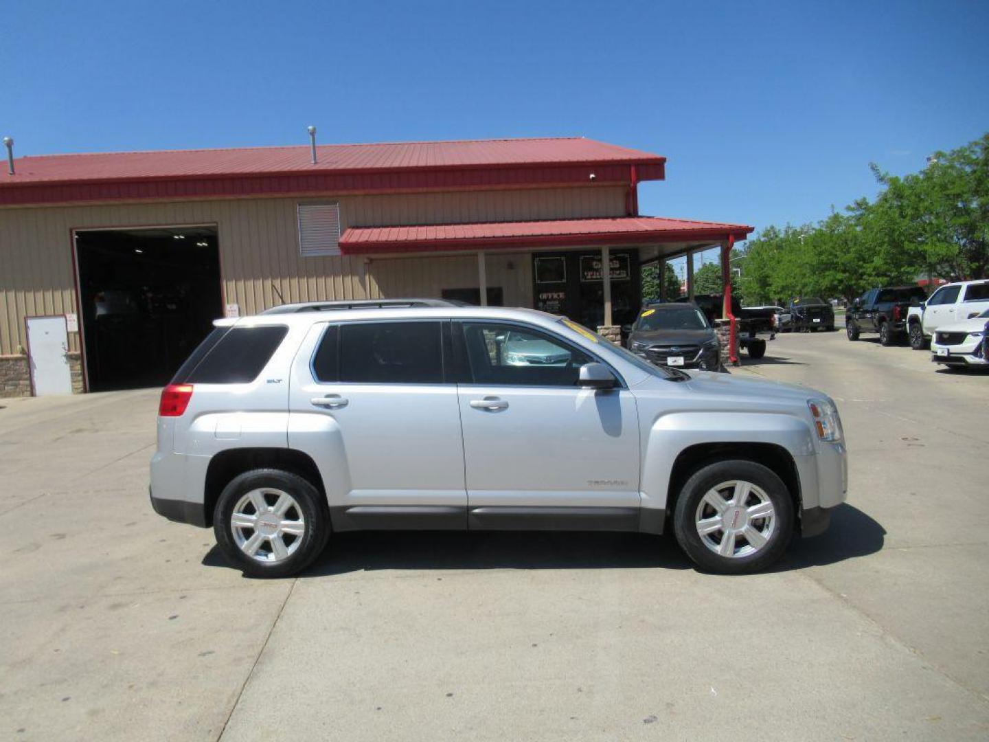 2015 SILVER GMC TERRAIN SLT (2GKALSEK5F6) with an 2.4L engine, Automatic transmission, located at 908 SE 14th Street, Des Moines, IA, 50317, (515) 281-0330, 41.580303, -93.597046 - Photo#3