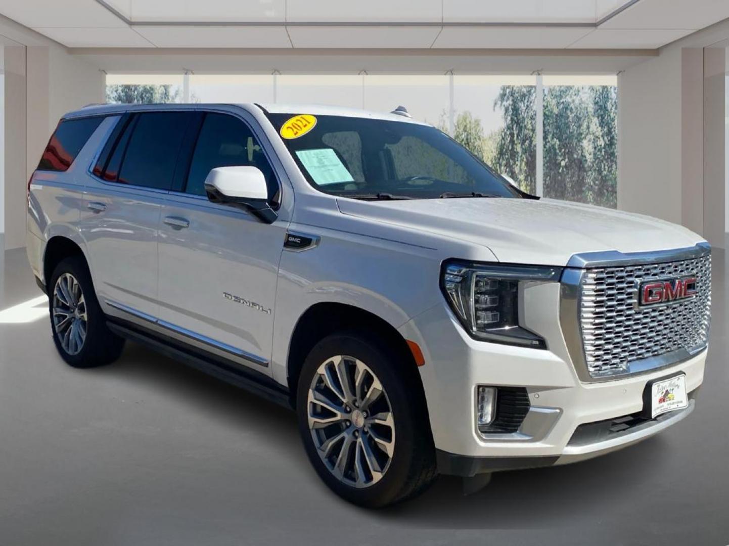 2021 WHITE GMC YUKON DENALI (1GKS2DKL4MR) with an 6.2L engine, Automatic transmission, located at 908 SE 14th Street, Des Moines, IA, 50317, (515) 281-0330, 41.580303, -93.597046 - Photo#0