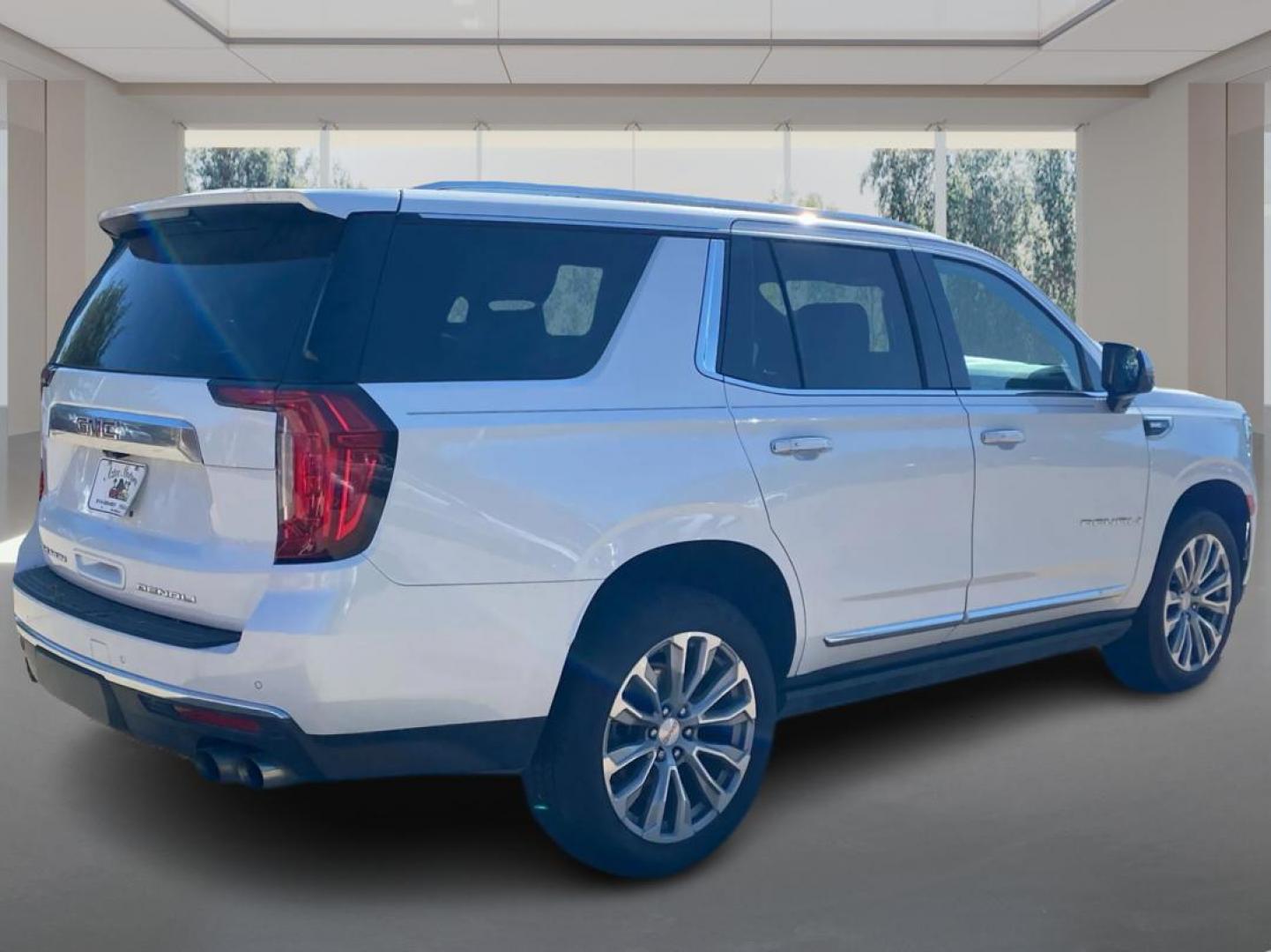 2021 WHITE GMC YUKON DENALI (1GKS2DKL4MR) with an 6.2L engine, Automatic transmission, located at 908 SE 14th Street, Des Moines, IA, 50317, (515) 281-0330, 41.580303, -93.597046 - Photo#2