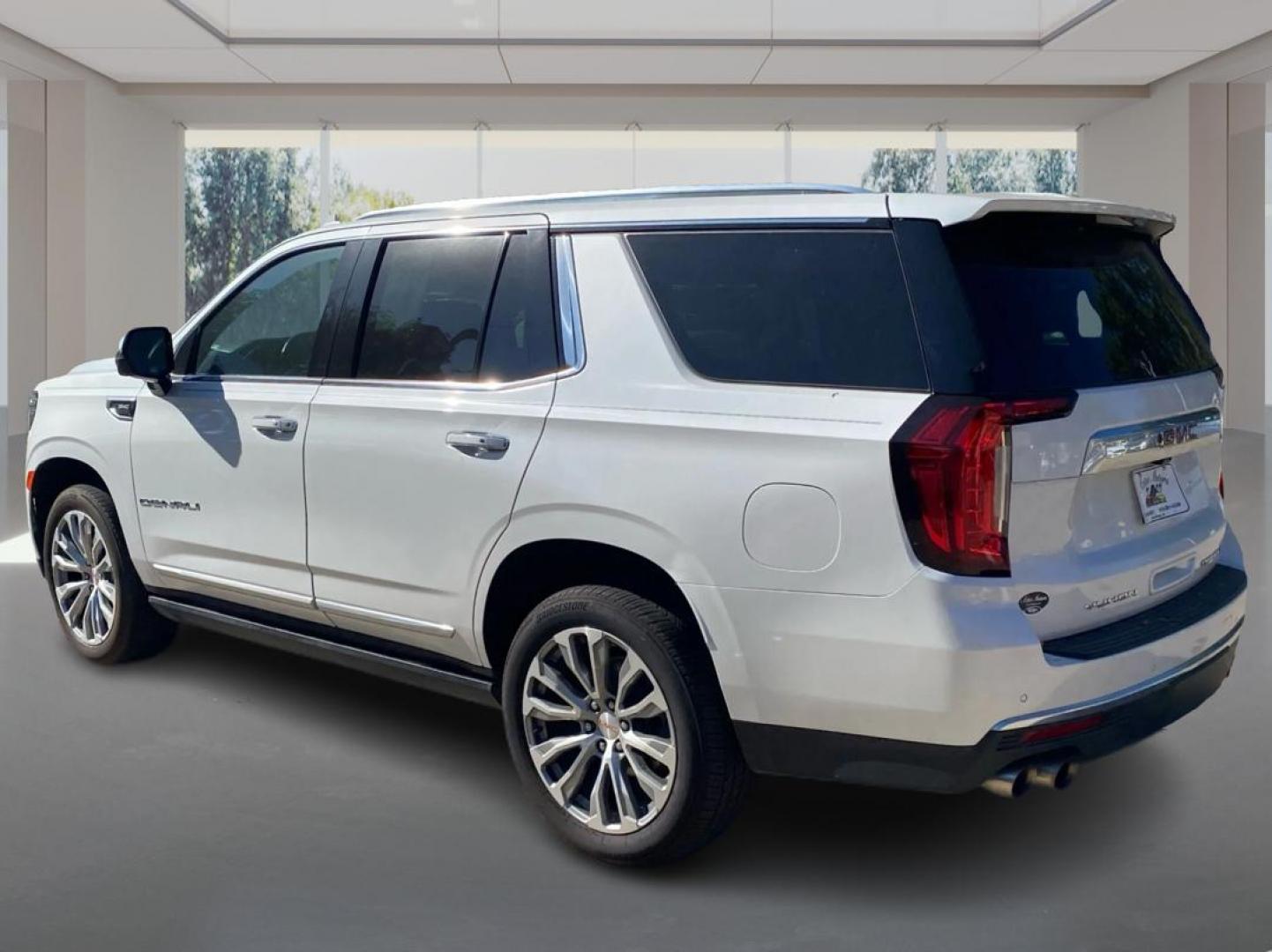 2021 WHITE GMC YUKON DENALI (1GKS2DKL4MR) with an 6.2L engine, Automatic transmission, located at 908 SE 14th Street, Des Moines, IA, 50317, (515) 281-0330, 41.580303, -93.597046 - Photo#4