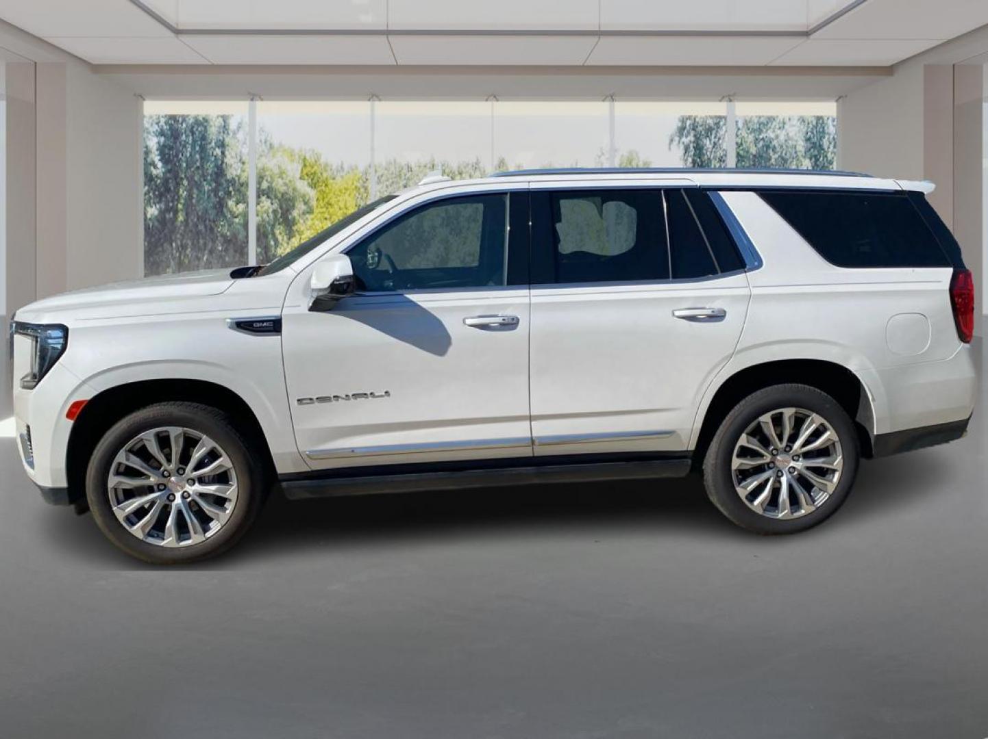 2021 WHITE GMC YUKON DENALI (1GKS2DKL4MR) with an 6.2L engine, Automatic transmission, located at 908 SE 14th Street, Des Moines, IA, 50317, (515) 281-0330, 41.580303, -93.597046 - Photo#5
