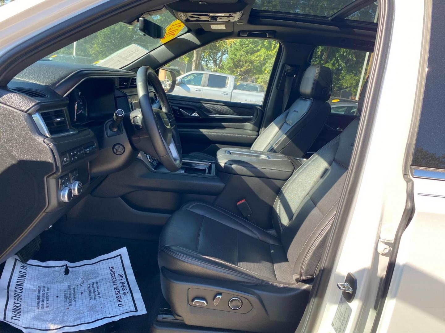 2021 WHITE GMC YUKON DENALI (1GKS2DKL4MR) with an 6.2L engine, Automatic transmission, located at 908 SE 14th Street, Des Moines, IA, 50317, (515) 281-0330, 41.580303, -93.597046 - Photo#8