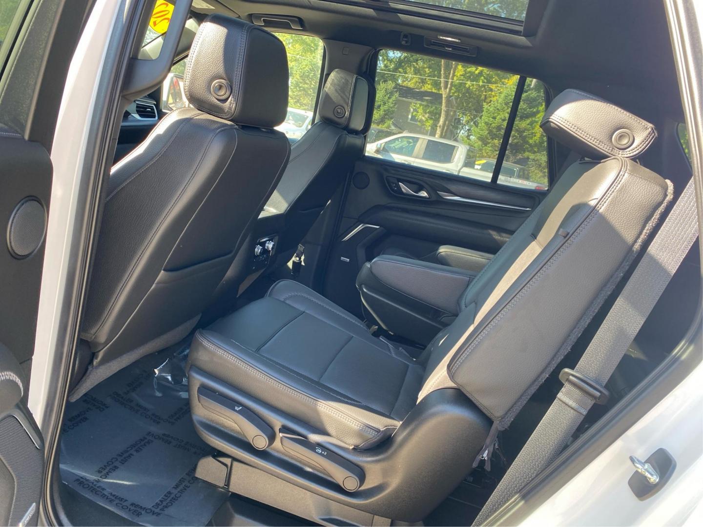 2021 WHITE GMC YUKON DENALI (1GKS2DKL4MR) with an 6.2L engine, Automatic transmission, located at 908 SE 14th Street, Des Moines, IA, 50317, (515) 281-0330, 41.580303, -93.597046 - Photo#9