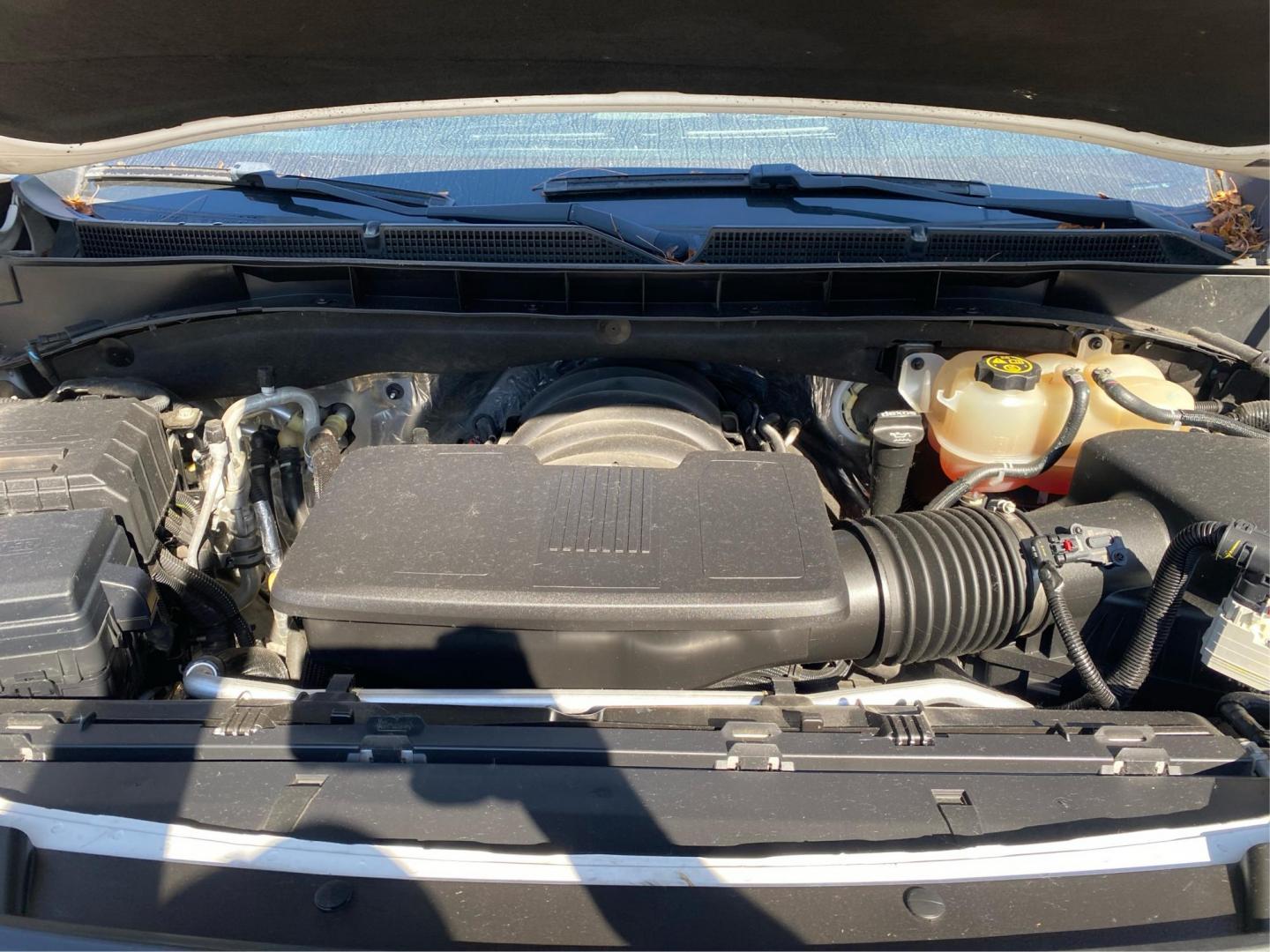 2021 WHITE GMC YUKON DENALI (1GKS2DKL4MR) with an 6.2L engine, Automatic transmission, located at 908 SE 14th Street, Des Moines, IA, 50317, (515) 281-0330, 41.580303, -93.597046 - Photo#10