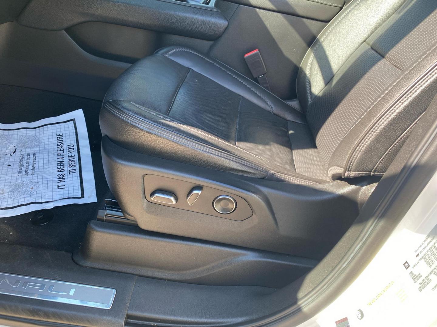 2021 WHITE GMC YUKON DENALI (1GKS2DKL4MR) with an 6.2L engine, Automatic transmission, located at 908 SE 14th Street, Des Moines, IA, 50317, (515) 281-0330, 41.580303, -93.597046 - Photo#18