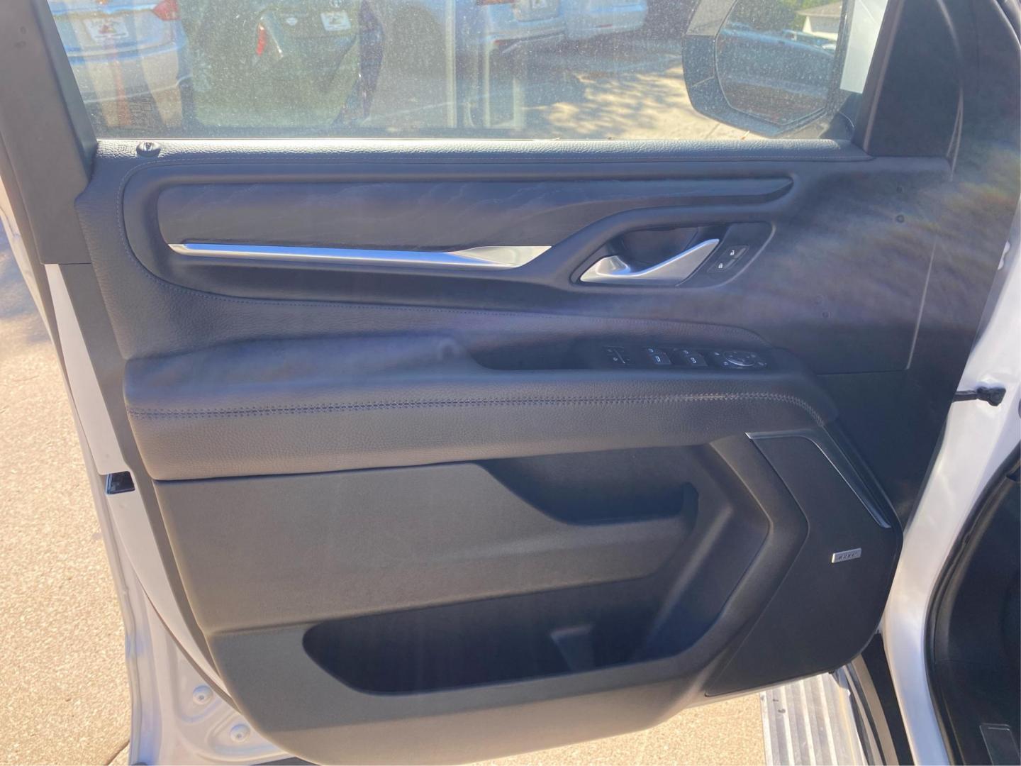 2021 WHITE GMC YUKON DENALI (1GKS2DKL4MR) with an 6.2L engine, Automatic transmission, located at 908 SE 14th Street, Des Moines, IA, 50317, (515) 281-0330, 41.580303, -93.597046 - Photo#19