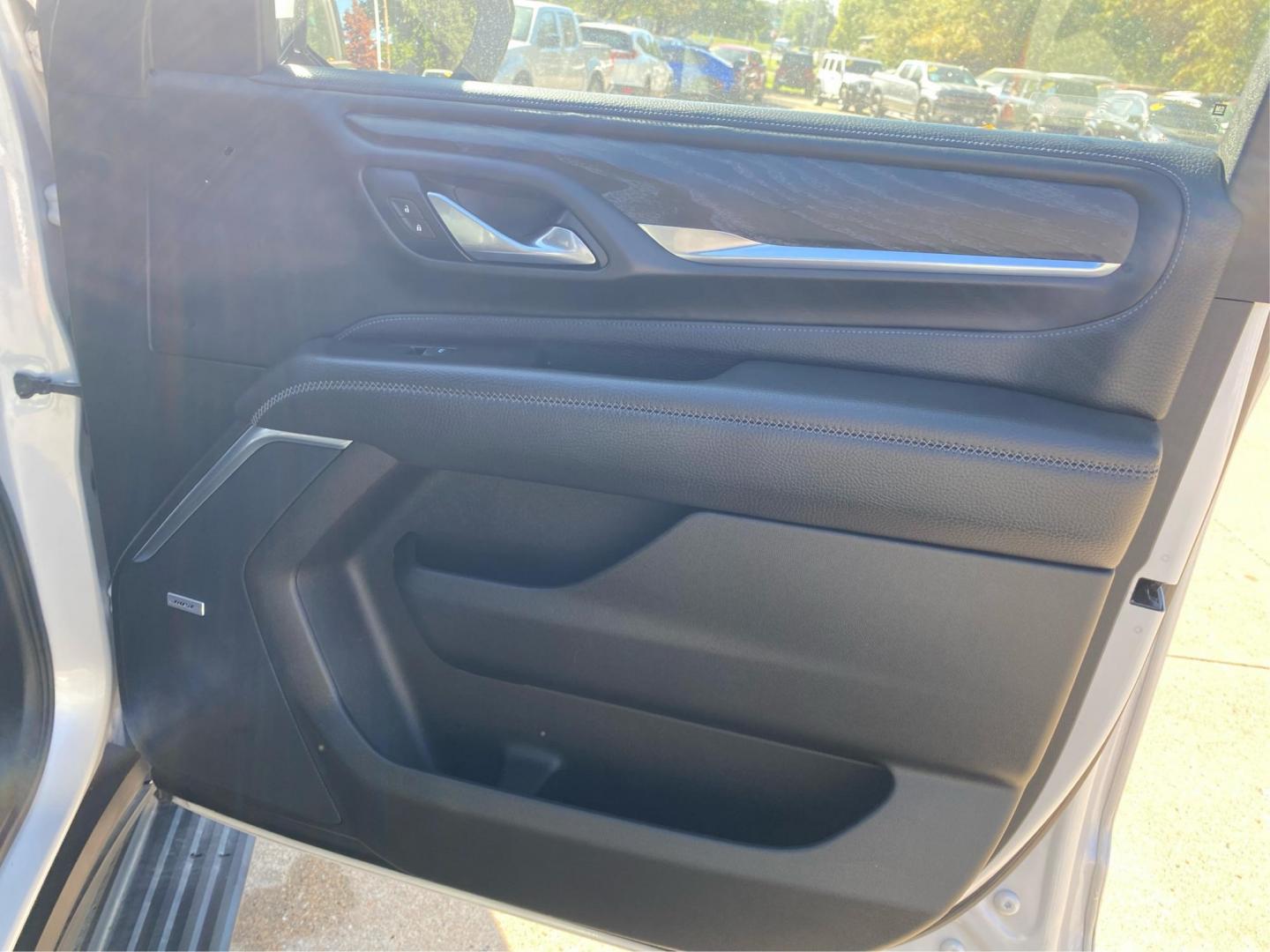 2021 WHITE GMC YUKON DENALI (1GKS2DKL4MR) with an 6.2L engine, Automatic transmission, located at 908 SE 14th Street, Des Moines, IA, 50317, (515) 281-0330, 41.580303, -93.597046 - Photo#20