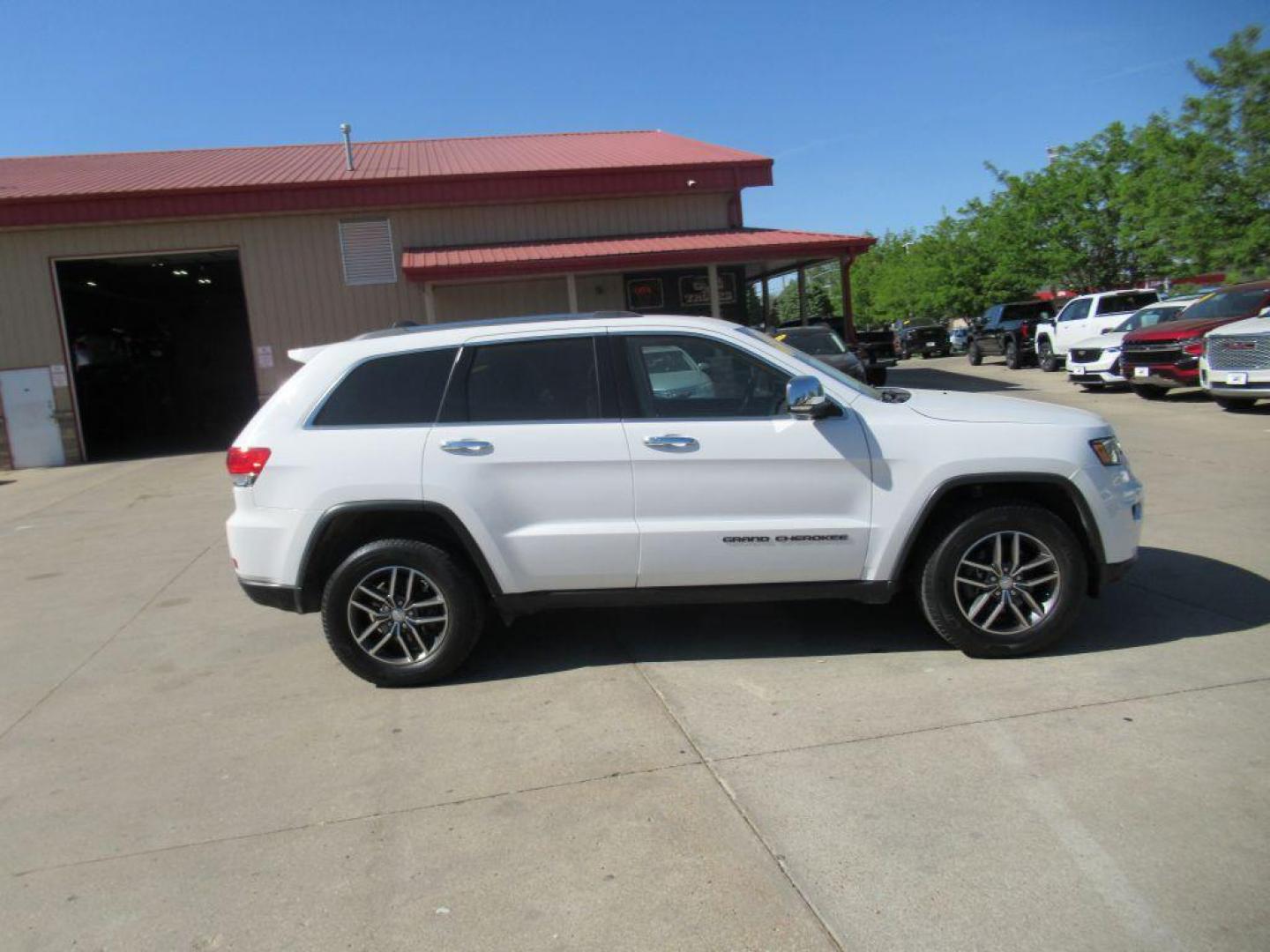 2018 WHITE JEEP GRAND CHEROKEE LIMITED (1C4RJFBG5JC) with an 3.6L engine, Automatic transmission, located at 908 SE 14th Street, Des Moines, IA, 50317, (515) 281-0330, 41.580303, -93.597046 - Photo#3