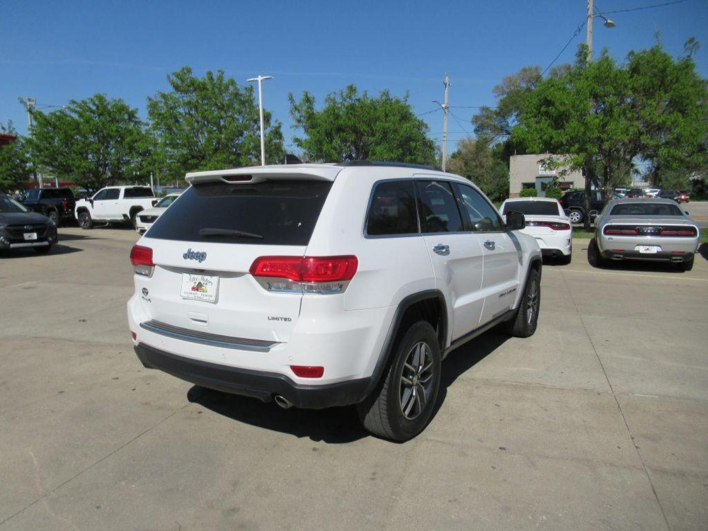 2018 WHITE JEEP GRAND CHEROKEE LIMITED (1C4RJFBG5JC) with an 3.6L engine, Automatic transmission, located at 908 SE 14th Street, Des Moines, IA, 50317, (515) 281-0330, 41.580303, -93.597046 - Photo#4