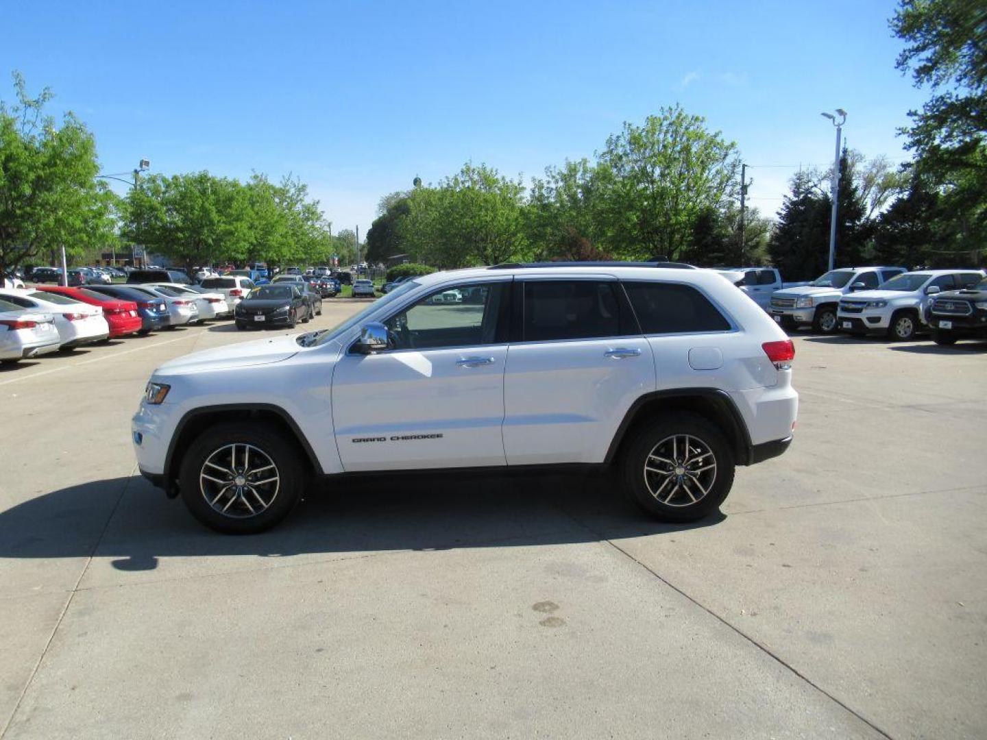 2018 WHITE JEEP GRAND CHEROKEE LIMITED (1C4RJFBG5JC) with an 3.6L engine, Automatic transmission, located at 908 SE 14th Street, Des Moines, IA, 50317, (515) 281-0330, 41.580303, -93.597046 - Photo#7