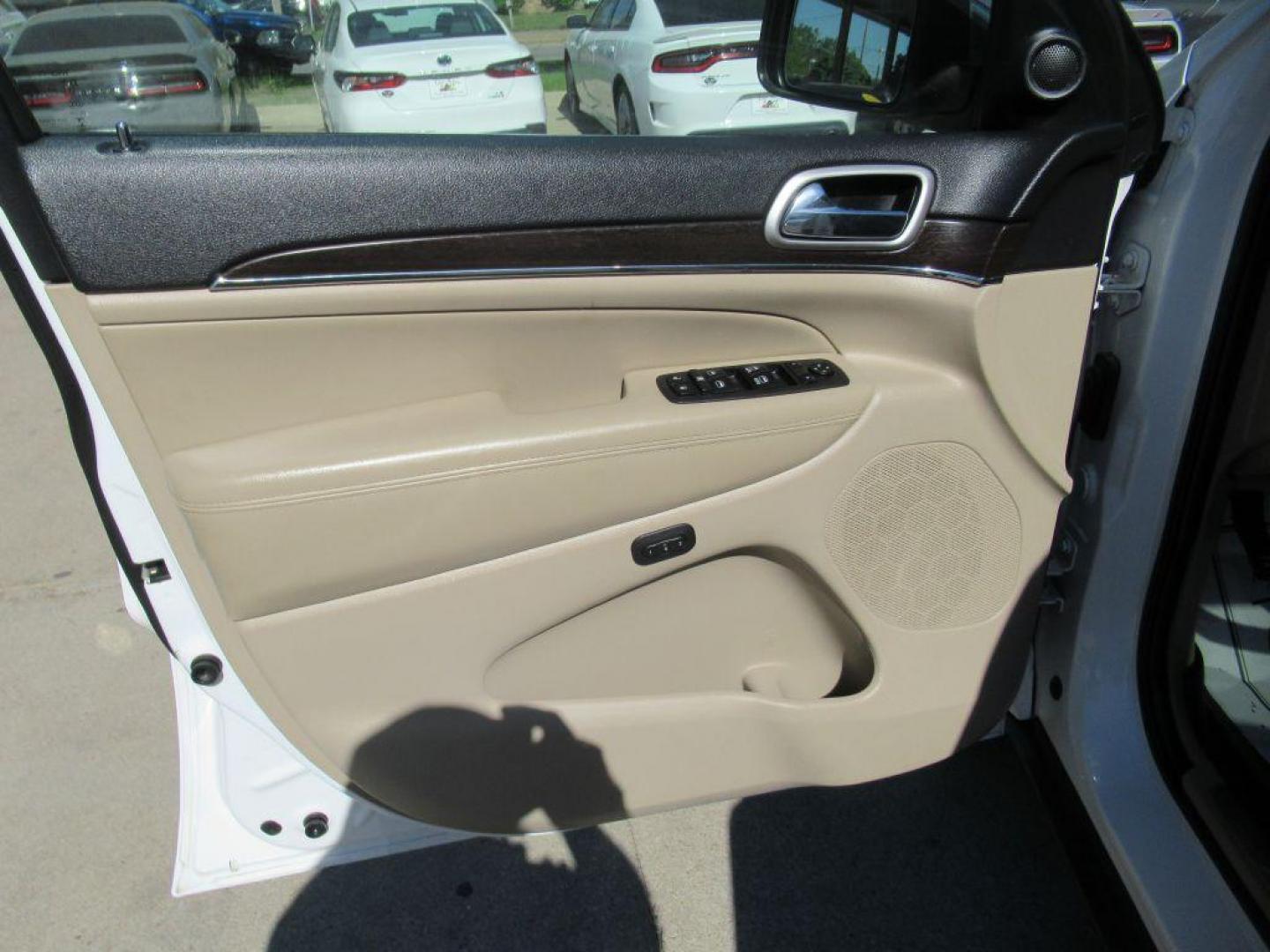 2018 WHITE JEEP GRAND CHEROKEE LIMITED (1C4RJFBG5JC) with an 3.6L engine, Automatic transmission, located at 908 SE 14th Street, Des Moines, IA, 50317, (515) 281-0330, 41.580303, -93.597046 - Photo#9