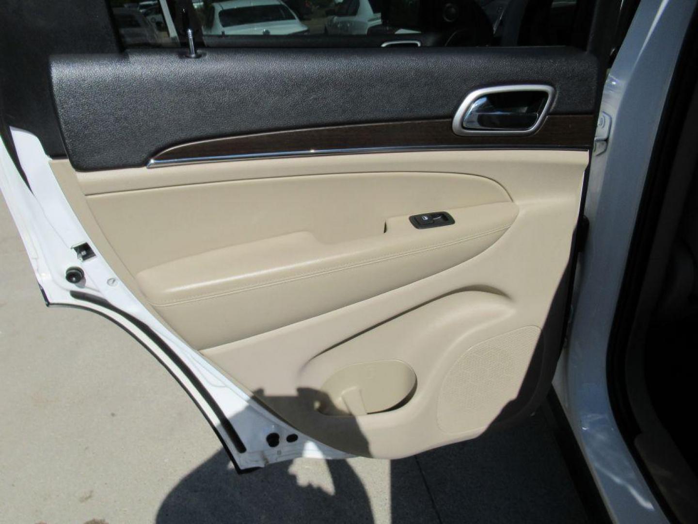 2018 WHITE JEEP GRAND CHEROKEE LIMITED (1C4RJFBG5JC) with an 3.6L engine, Automatic transmission, located at 908 SE 14th Street, Des Moines, IA, 50317, (515) 281-0330, 41.580303, -93.597046 - Photo#10