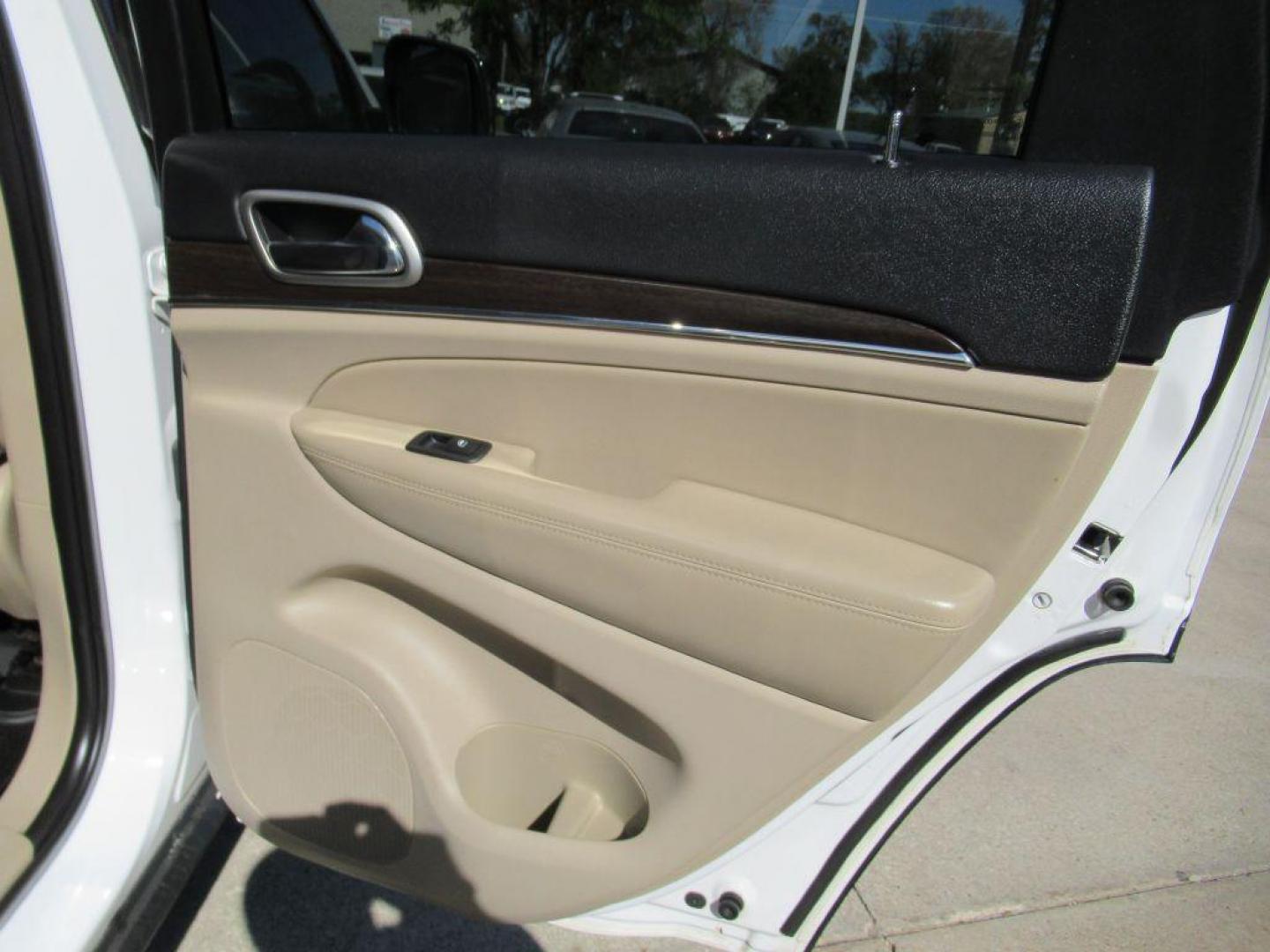 2018 WHITE JEEP GRAND CHEROKEE LIMITED (1C4RJFBG5JC) with an 3.6L engine, Automatic transmission, located at 908 SE 14th Street, Des Moines, IA, 50317, (515) 281-0330, 41.580303, -93.597046 - Photo#11