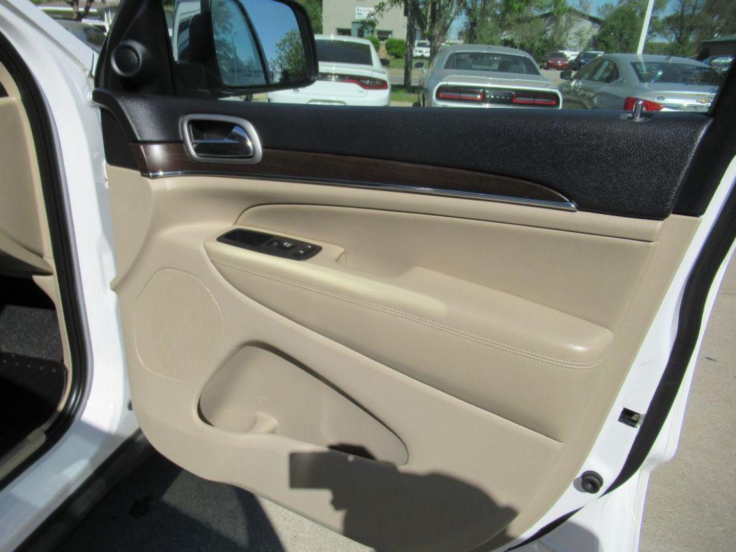 2018 WHITE JEEP GRAND CHEROKEE LIMITED (1C4RJFBG5JC) with an 3.6L engine, Automatic transmission, located at 908 SE 14th Street, Des Moines, IA, 50317, (515) 281-0330, 41.580303, -93.597046 - Photo#12