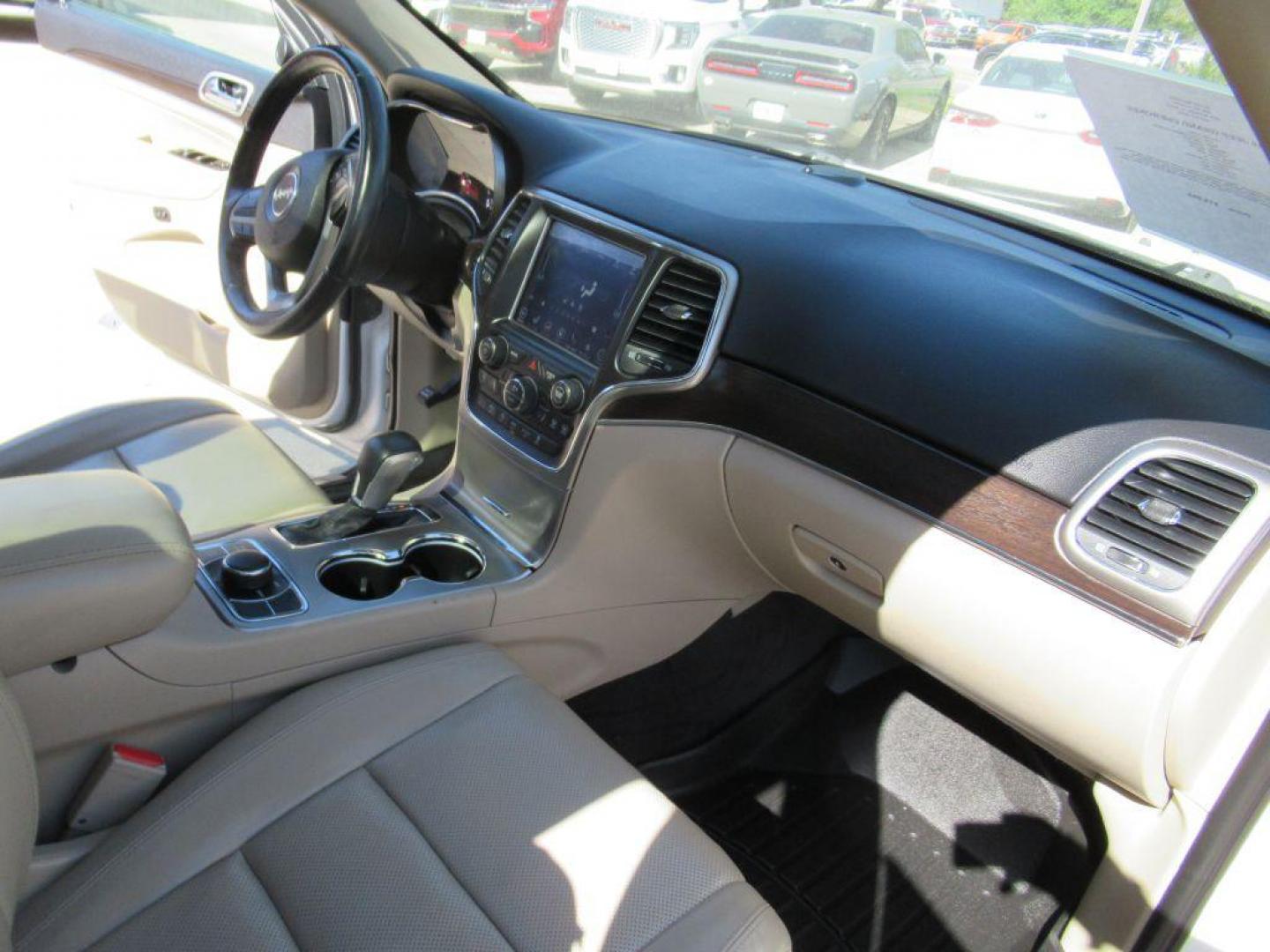 2018 WHITE JEEP GRAND CHEROKEE LIMITED (1C4RJFBG5JC) with an 3.6L engine, Automatic transmission, located at 908 SE 14th Street, Des Moines, IA, 50317, (515) 281-0330, 41.580303, -93.597046 - Photo#13