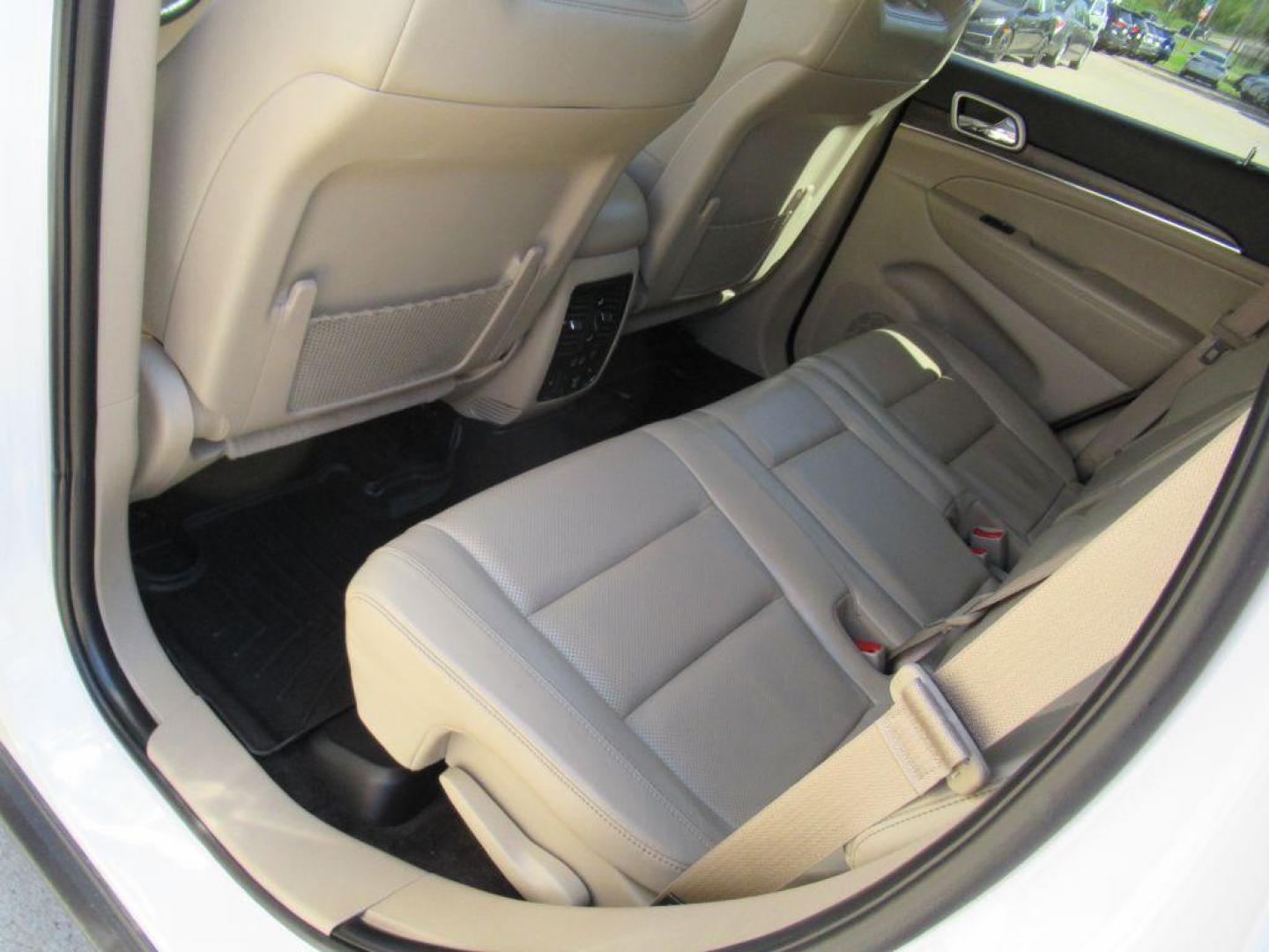 2018 WHITE JEEP GRAND CHEROKEE LIMITED (1C4RJFBG5JC) with an 3.6L engine, Automatic transmission, located at 908 SE 14th Street, Des Moines, IA, 50317, (515) 281-0330, 41.580303, -93.597046 - Photo#15