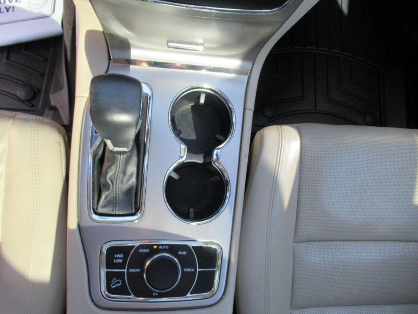 2018 WHITE JEEP GRAND CHEROKEE LIMITED (1C4RJFBG5JC) with an 3.6L engine, Automatic transmission, located at 908 SE 14th Street, Des Moines, IA, 50317, (515) 281-0330, 41.580303, -93.597046 - Photo#19
