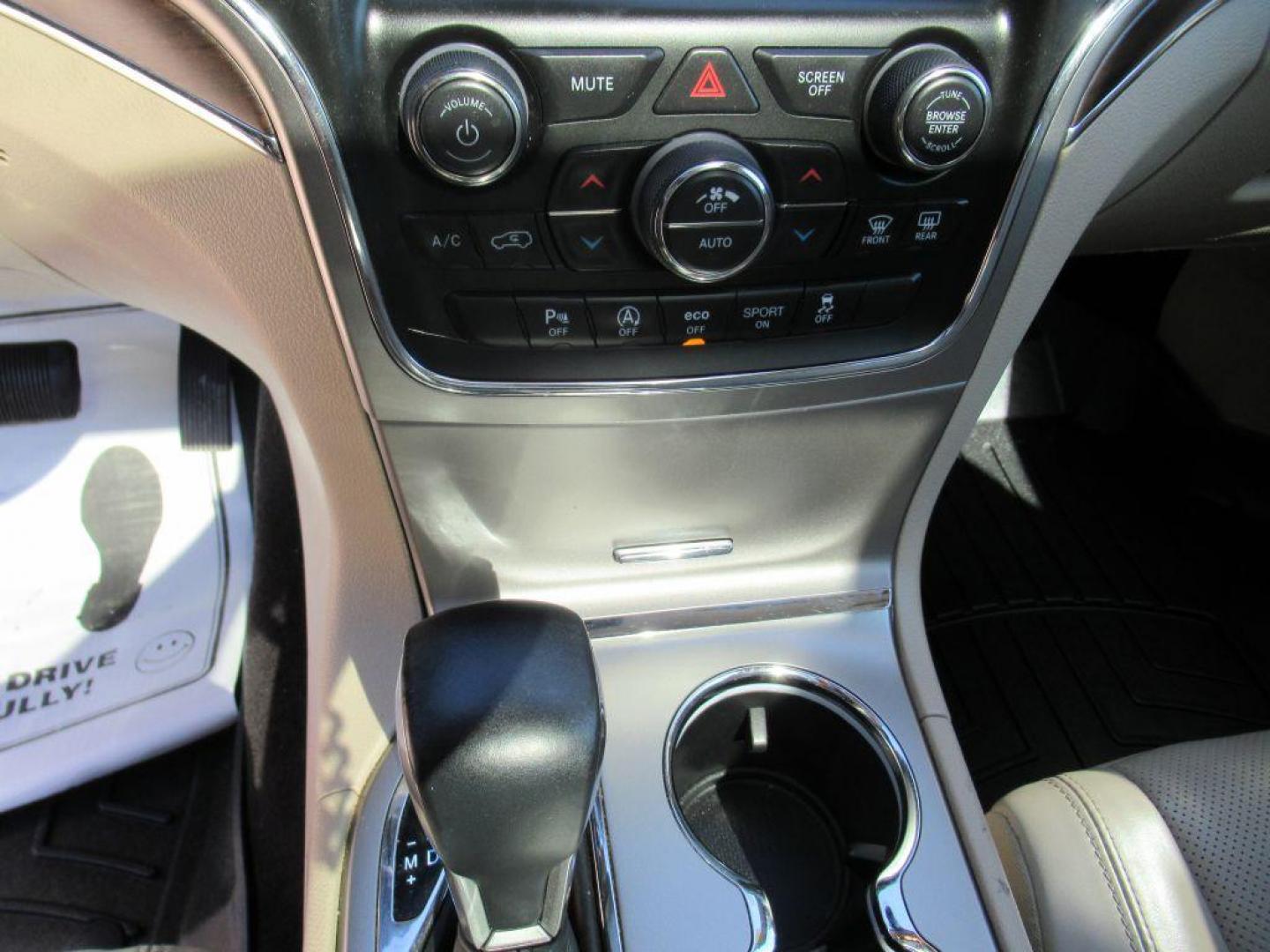 2018 WHITE JEEP GRAND CHEROKEE LIMITED (1C4RJFBG5JC) with an 3.6L engine, Automatic transmission, located at 908 SE 14th Street, Des Moines, IA, 50317, (515) 281-0330, 41.580303, -93.597046 - Photo#20