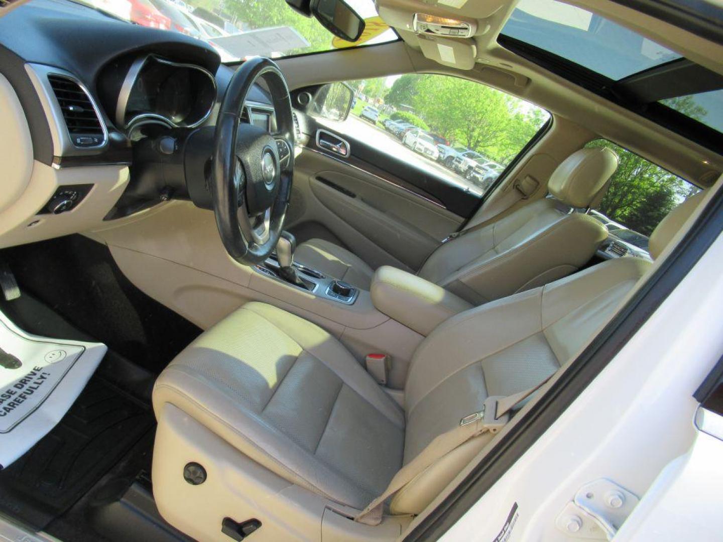 2018 WHITE JEEP GRAND CHEROKEE LIMITED (1C4RJFBG5JC) with an 3.6L engine, Automatic transmission, located at 908 SE 14th Street, Des Moines, IA, 50317, (515) 281-0330, 41.580303, -93.597046 - Photo#25