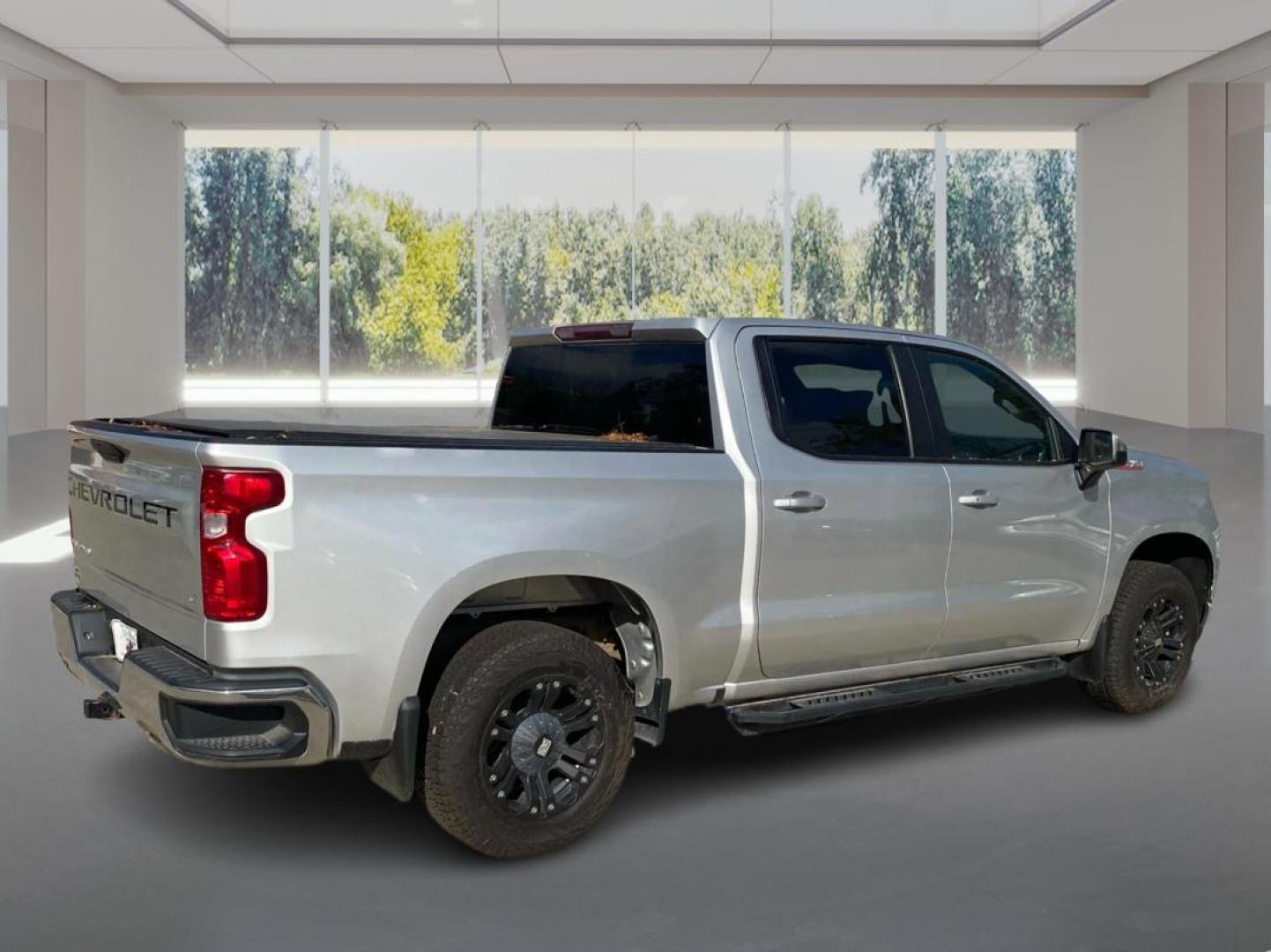2020 SILVER CHEVROLET SILVERADO 1500 LT (3GCUYDED0LG) with an 5.3L engine, Automatic transmission, located at 908 SE 14th Street, Des Moines, IA, 50317, (515) 281-0330, 41.580303, -93.597046 - Photo#2