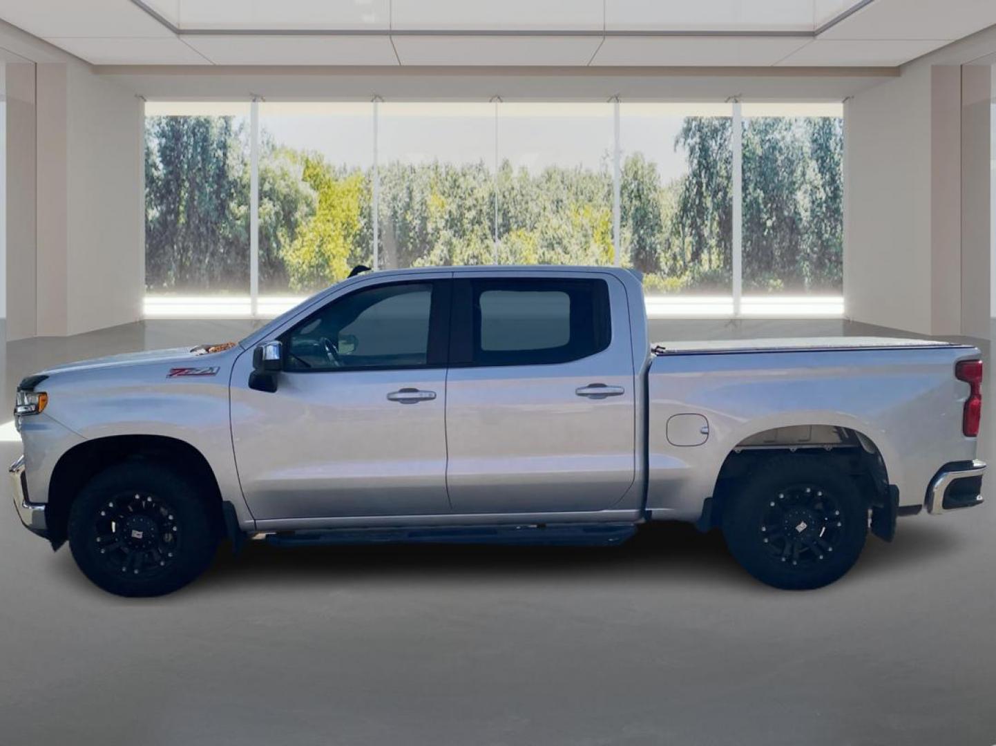 2020 SILVER CHEVROLET SILVERADO 1500 LT (3GCUYDED0LG) with an 5.3L engine, Automatic transmission, located at 908 SE 14th Street, Des Moines, IA, 50317, (515) 281-0330, 41.580303, -93.597046 - Photo#5