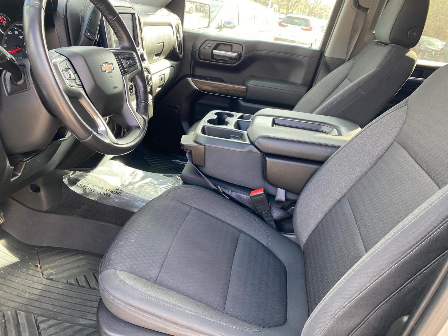 2020 SILVER CHEVROLET SILVERADO 1500 LT (3GCUYDED0LG) with an 5.3L engine, Automatic transmission, located at 908 SE 14th Street, Des Moines, IA, 50317, (515) 281-0330, 41.580303, -93.597046 - Photo#8